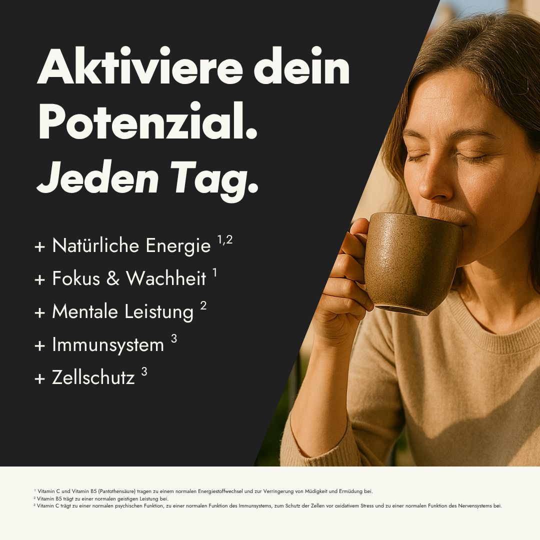 Frau trinkt Kaffee aus einer braunen Tasse. Text: Natürliche Energie, Fokus & Wachheit, Mentale Leistung, Immunsystem, Zellschutz.
