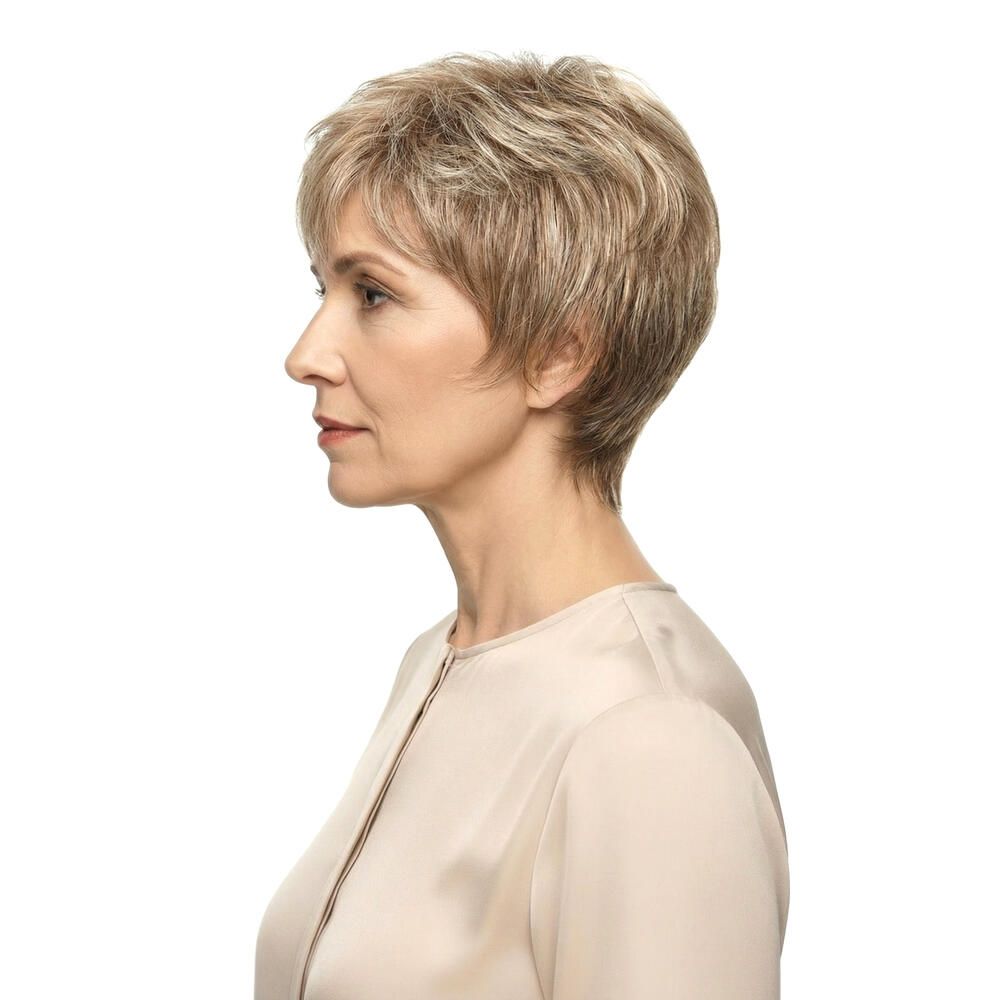 Kurzhaarperücke in Blondtönen. Seitenansicht einer Frau mit Perücke. Helles Oberteil, weißer Hintergrund.