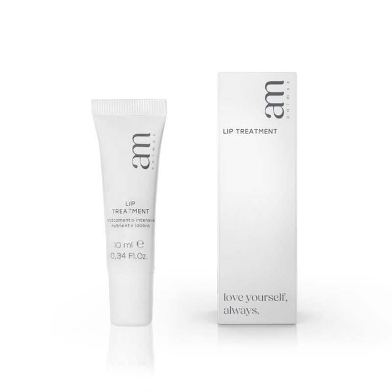 Tubo e confezione bianchi per trattamento labbra. Il tubo riporta "am" e "LIP TREATMENT". La confezione riporta "am" e "LIP TREATMENT".