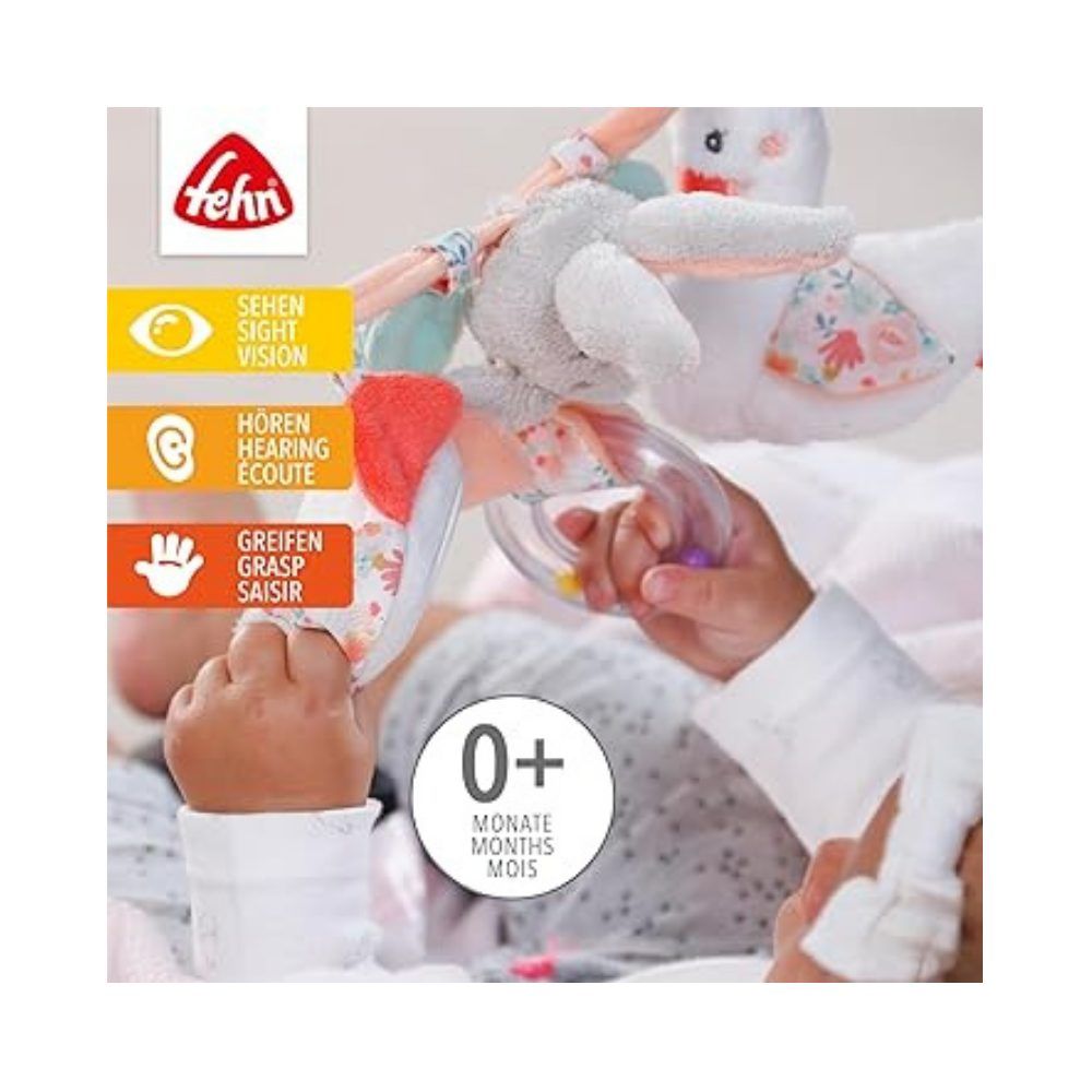 Baby mit Spielzeugkette. Hase, Ente, Spiegel und Rassel. Marke Fehn. Altersempfehlung: 0+ Monate.