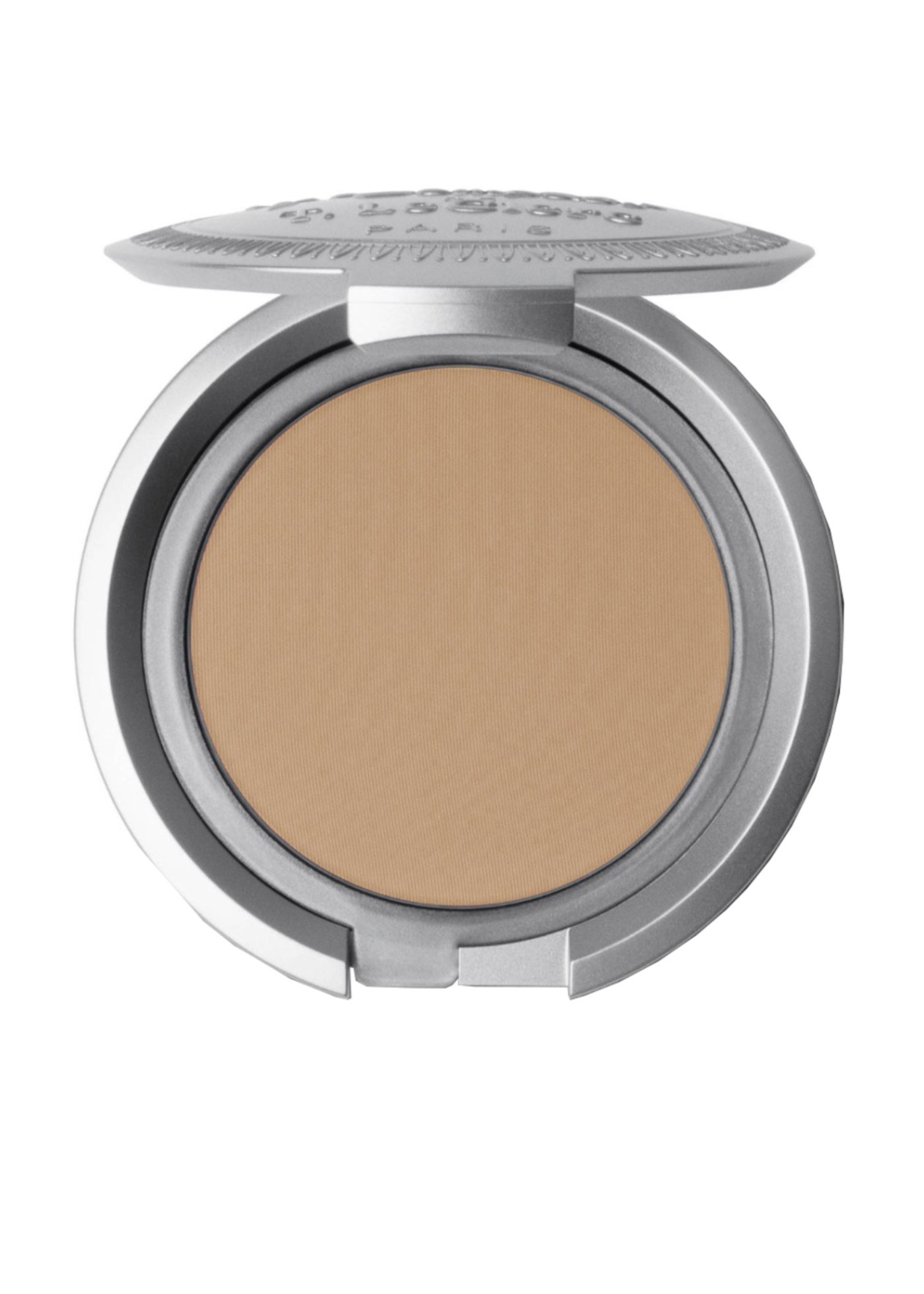 Kompaktpuder-Foundation. Runde, silberfarbene Dose mit geöffnetem Deckel. Puder in hellem Beige. Deckel mit Schriftzug.