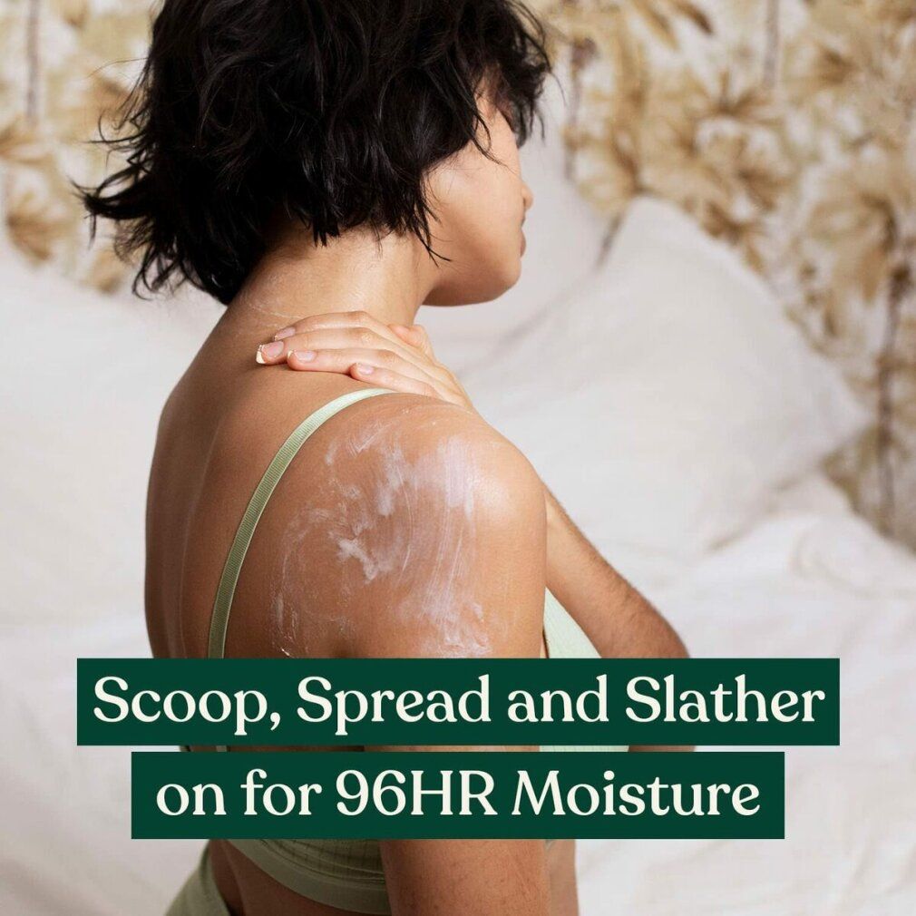 Person trägt Body Butter auf die Schulter auf. Text: Scoop, Spread and Slather on for 96HR Moisture.