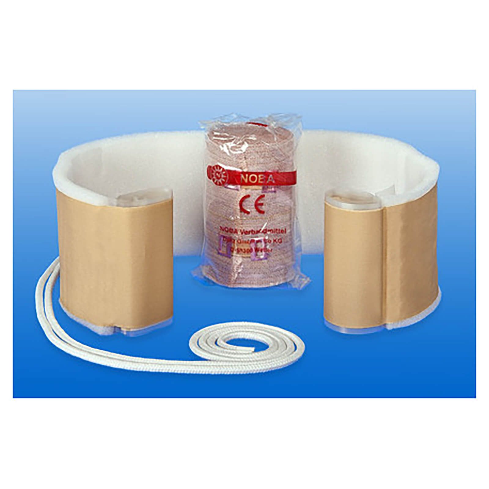 Verband-Set. Enthält zwei U-förmige Polster, eine Rolle Verbandsmaterial und eine Schnur. CE-Kennzeichnung sichtbar.