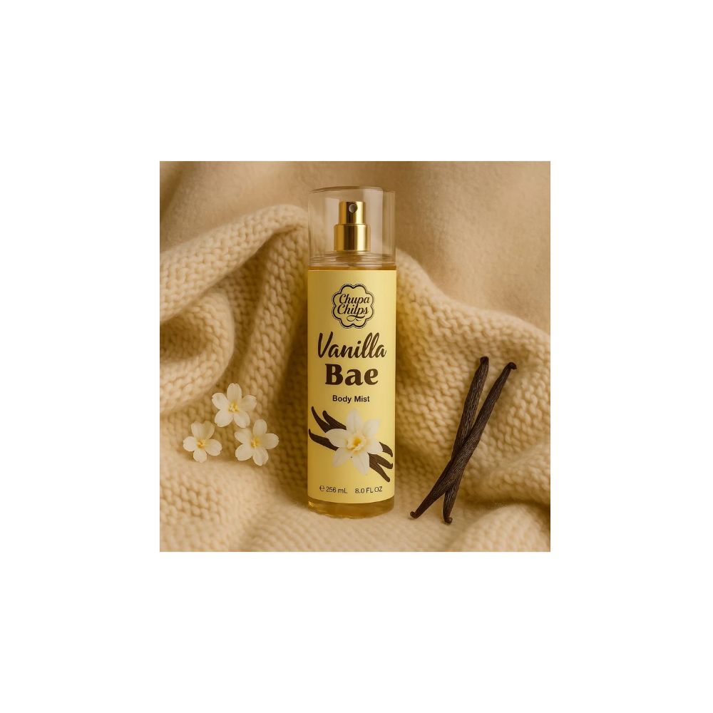 Körperspray mit Sprühkopf. Gelbe Flüssigkeit in Glasflasche. Aufschrift: Vanilla Bae. Neben Vanilleschoten und Blüten.