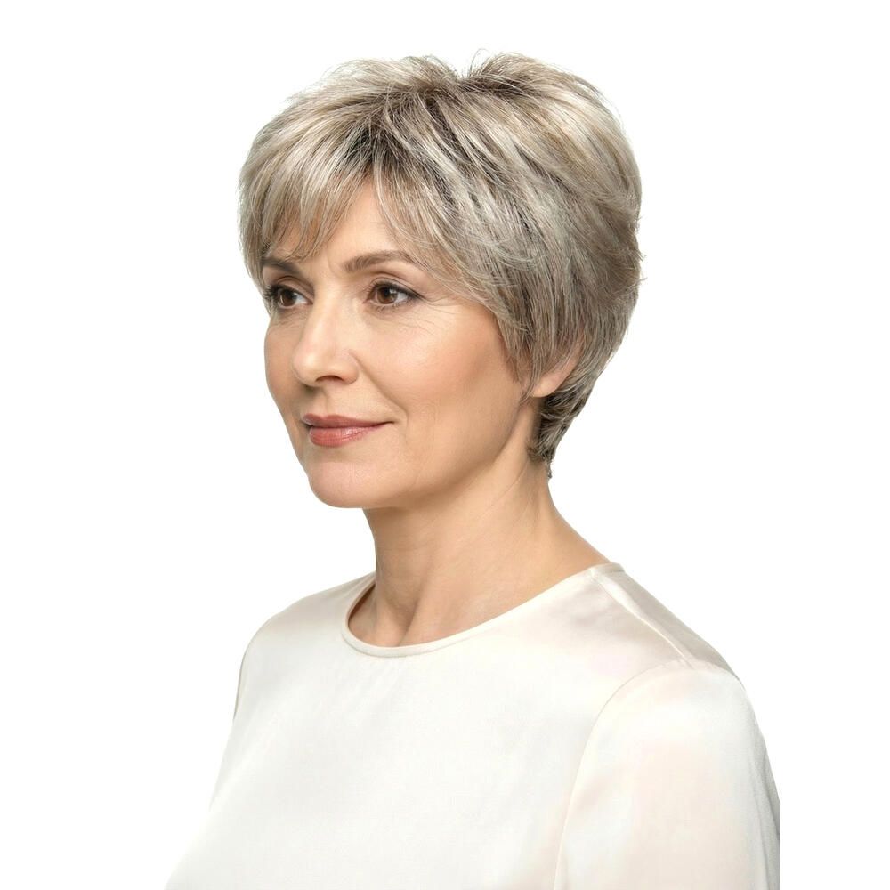 Frau mit Kurzhaarperücke in Grau. Seitenansicht. Die Perücke hat einen Pony.