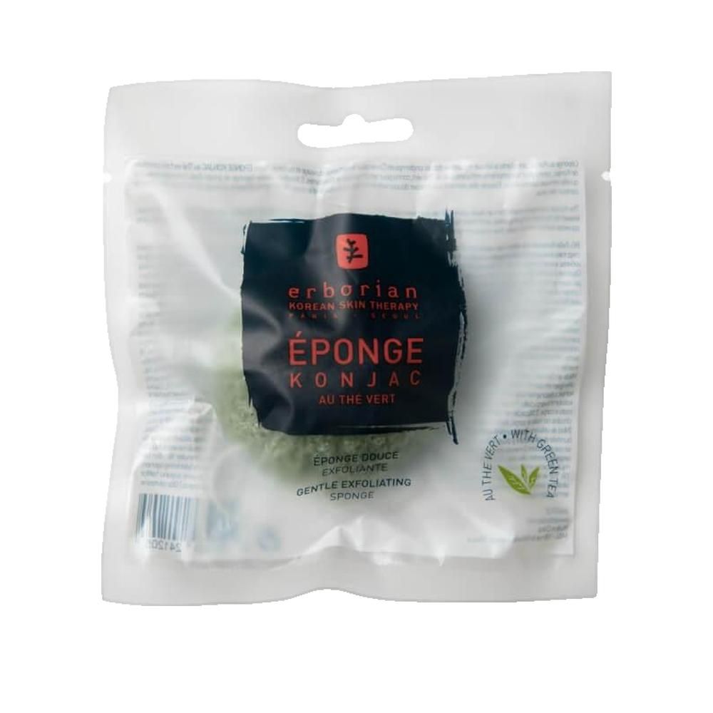 Grüner Konjac-Schwamm in transparenter Verpackung. Verpackung mit Produktnamen und Logo. Text: ÉPONGE KONJAC.