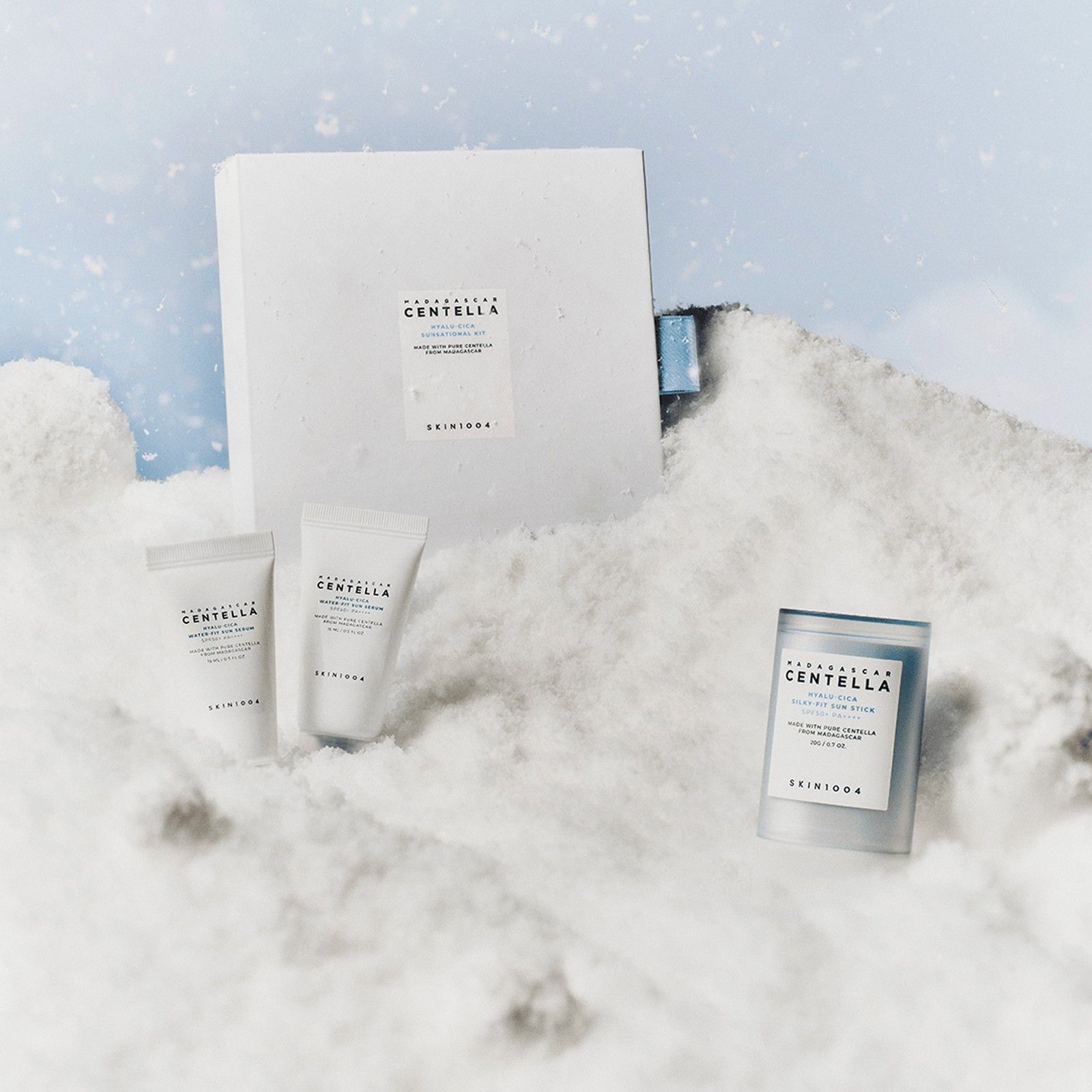 SKIN1004 Madagascar Centella Set mit zwei Tuben und einem Stick in Schnee.