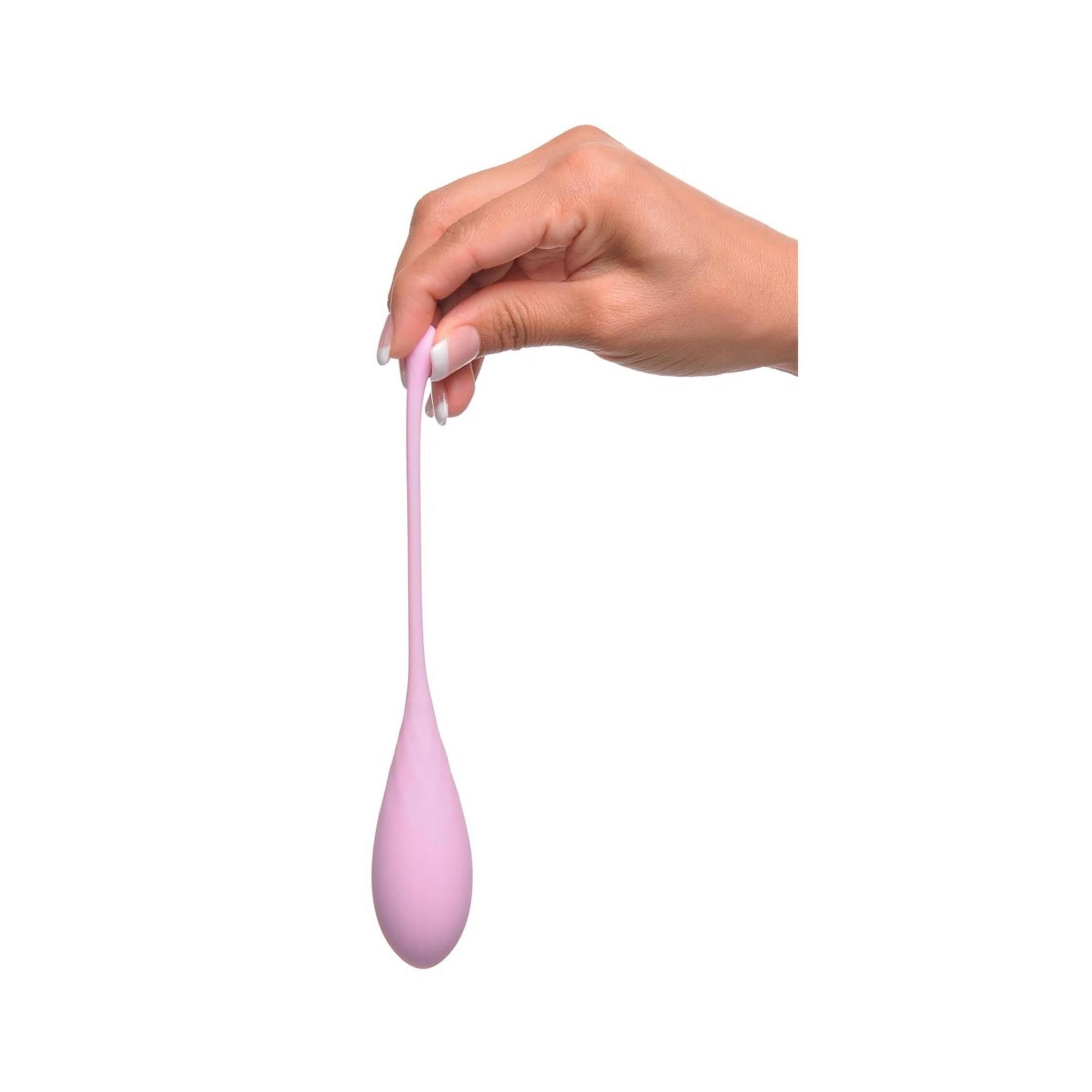 Ein rosa Kegel-Trainingsgerät. Tropfenförmig mit langem Stiel, gehalten von einer Hand.