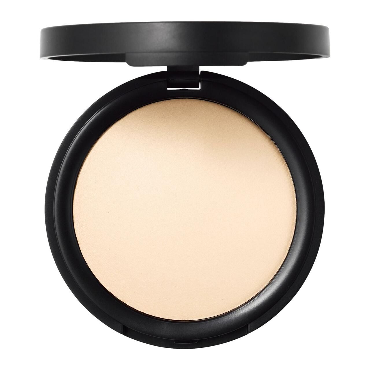 Runder, schwarzer Kosmetikbehälter mit hellem Puder. Der Deckel ist geöffnet.