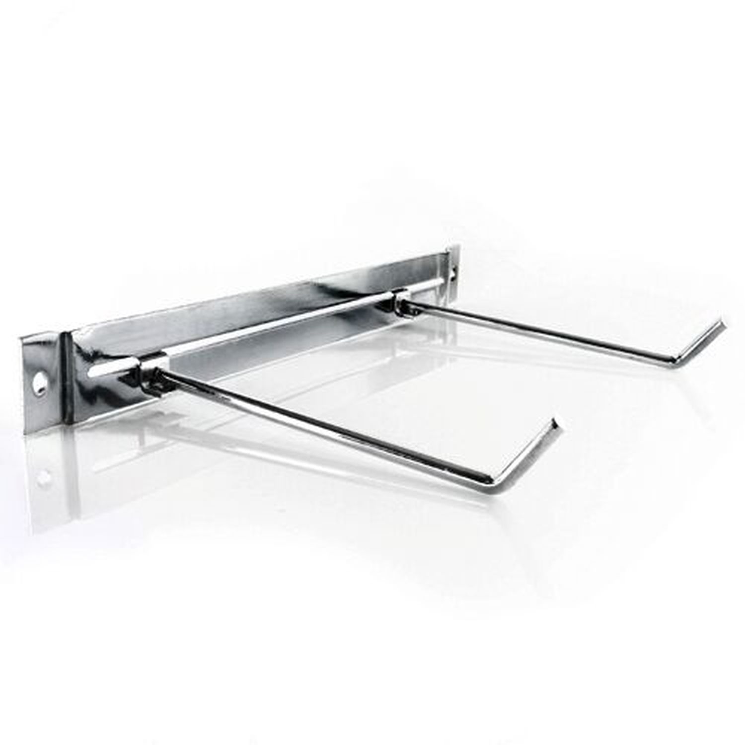 Mattenhalter aus Metall mit zwei Haken. Glänzende Oberfläche, zur Wandmontage. Haken sind abgewinkelt.