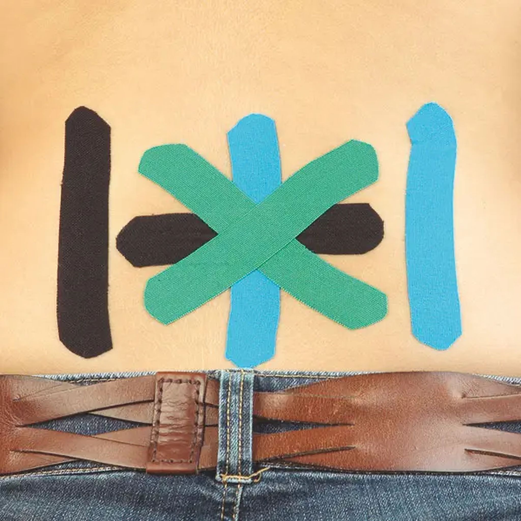 Mehrfarbiges Tape auf dem Rücken, über einem Gürtel. Schwarzes, blaues und grünes Tape.