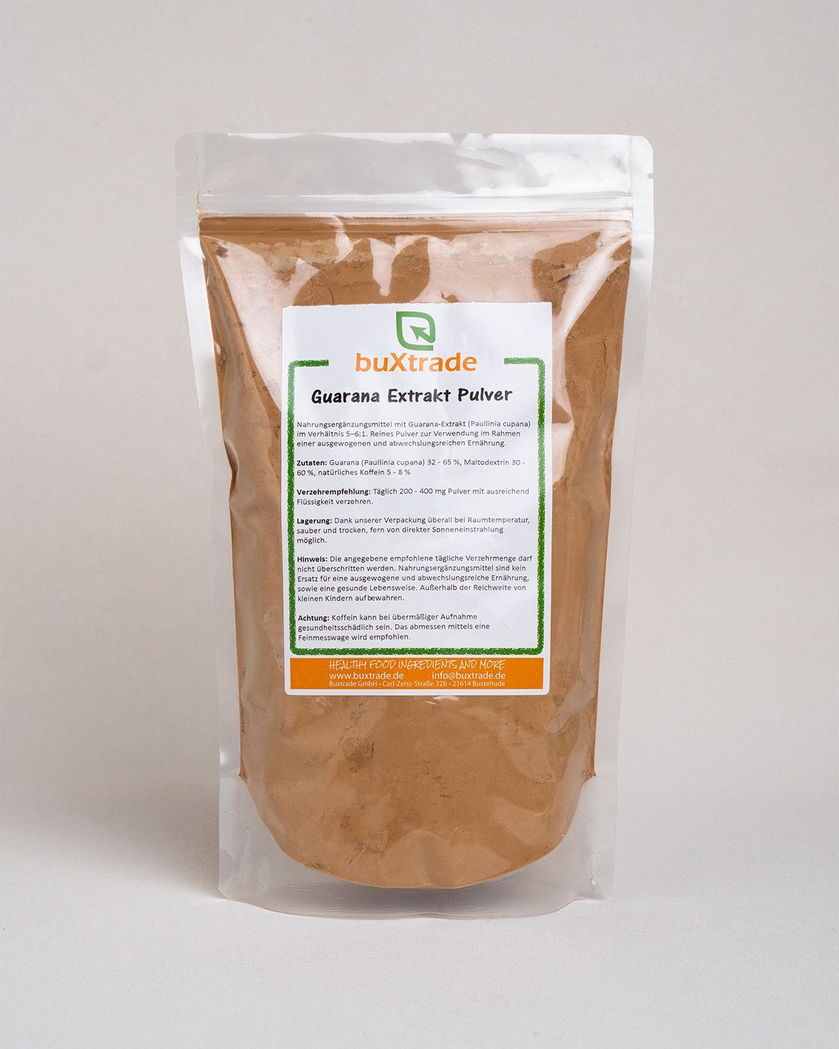 Beutel mit braunem Pulver und grün-weißem Etikett. Aufschrift: buXtrade Guarana Extrakt Pulver. Text in deutscher Sprache.