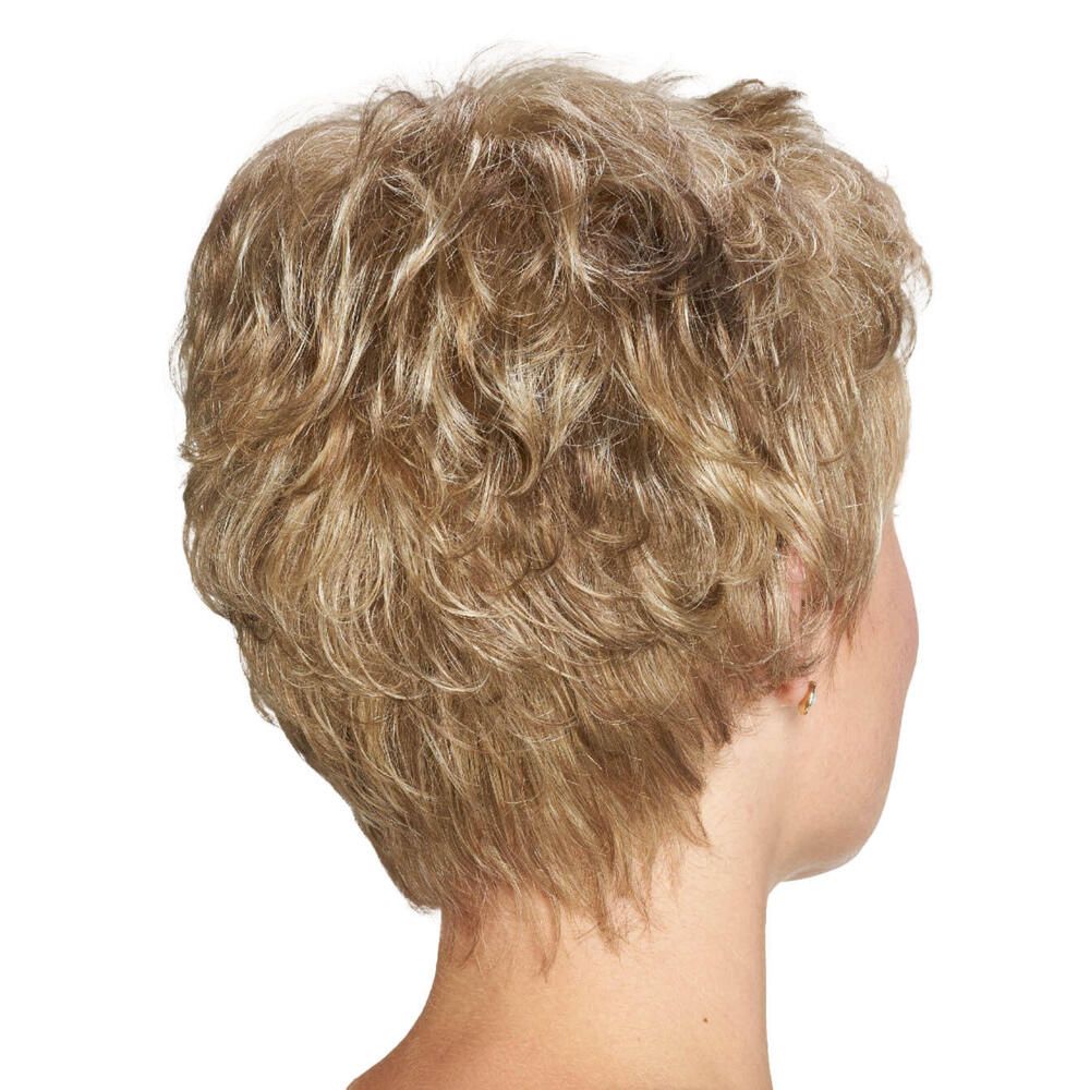 Rückansicht einer blonden Kurzhaarperücke. Kurze, gewellte Haare. Hautfarbener Hintergrund.
