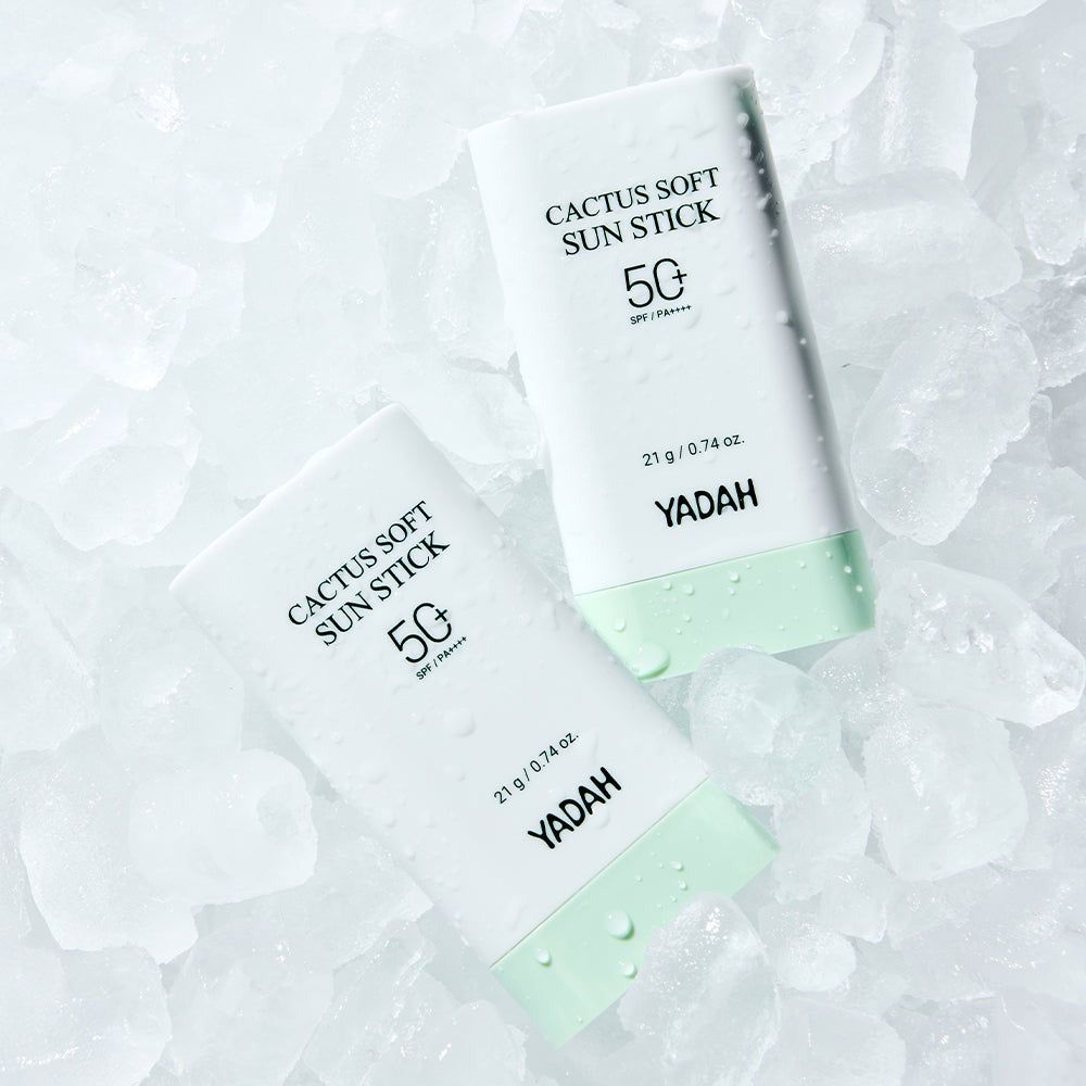 Zwei weiße Sonnensticks mit grünem Deckel, beschriftet mit 'Cactus Soft Sun Stick 50 SPF'.