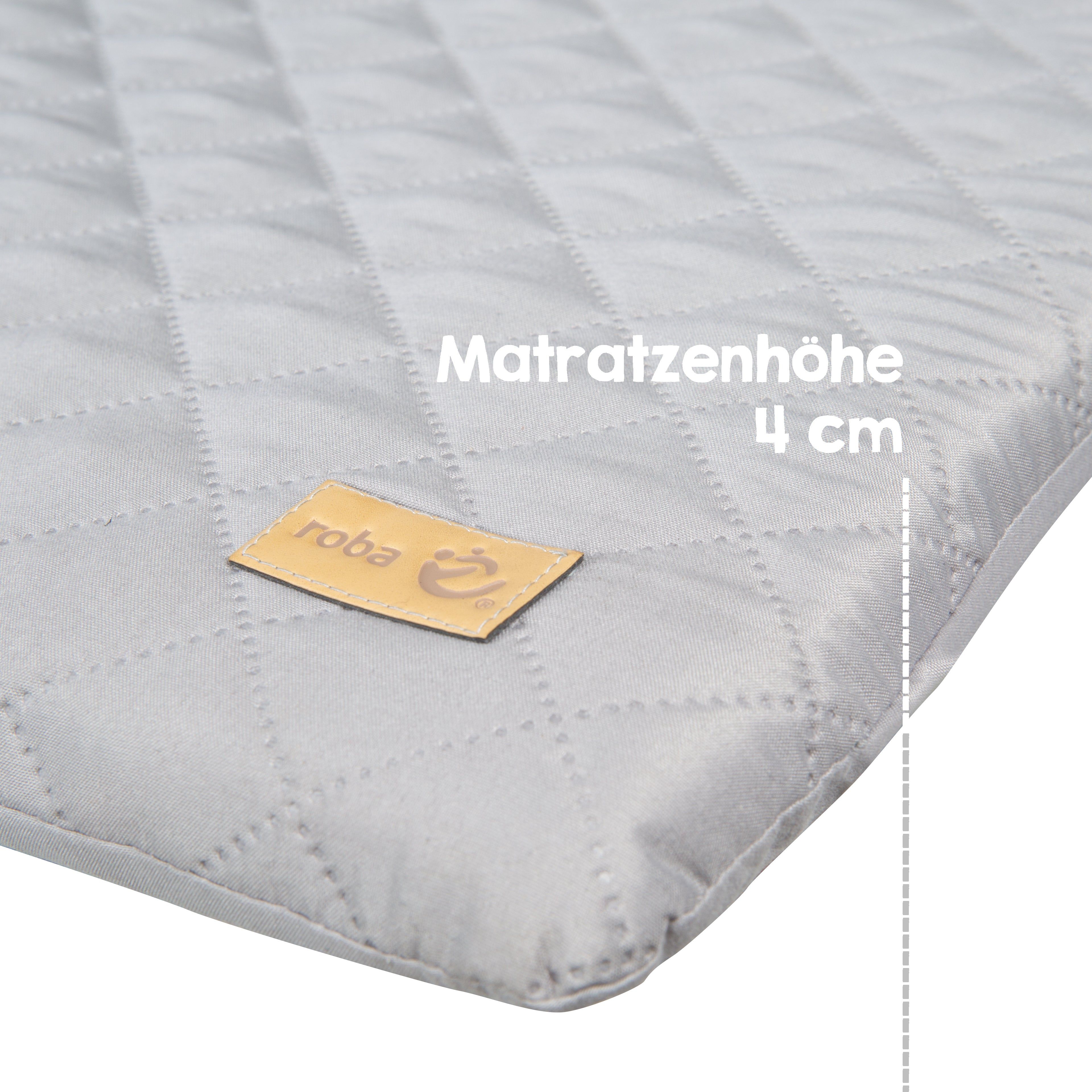Graue Wickelauflage mit gesteppter Oberfläche. Matratzenhöhe 4 cm. Braunes Label mit Logo roba.