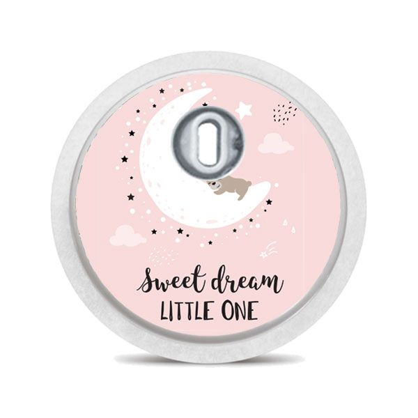 Runder Aufkleber mit Mond, Sternen und Bär. Text: "Sweet dream LITTLE ONE". Weißer Rand, graues Element in der Mitte.