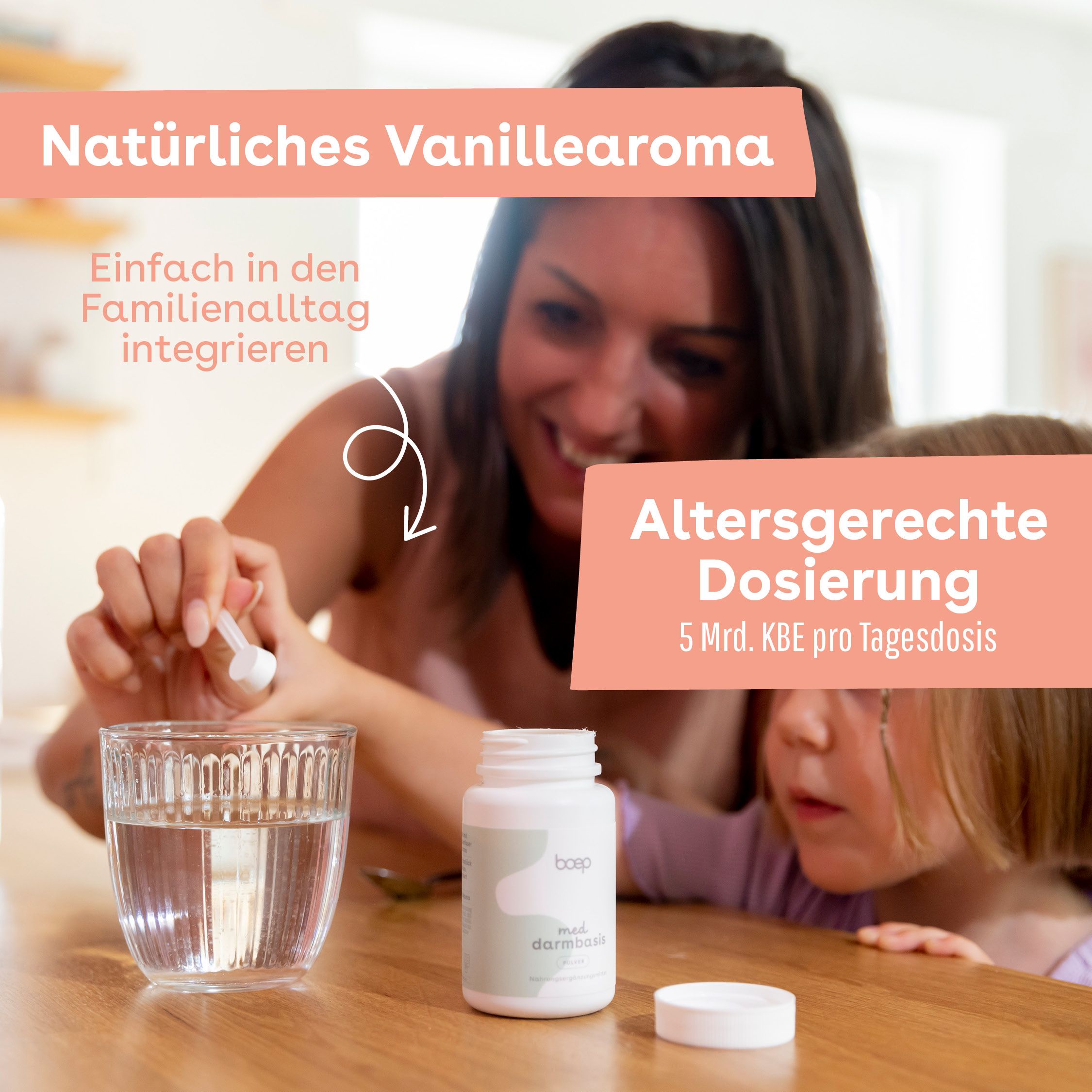 Mutter und Kind geben Pulver in Wasser. "Natürliches Vanillearoma", "Einfach in den Familienalltag integrieren", "Altersgerechte Dosierung".