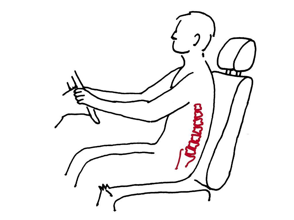 Illustration: Person im Auto, Wirbelsäule rot markiert.