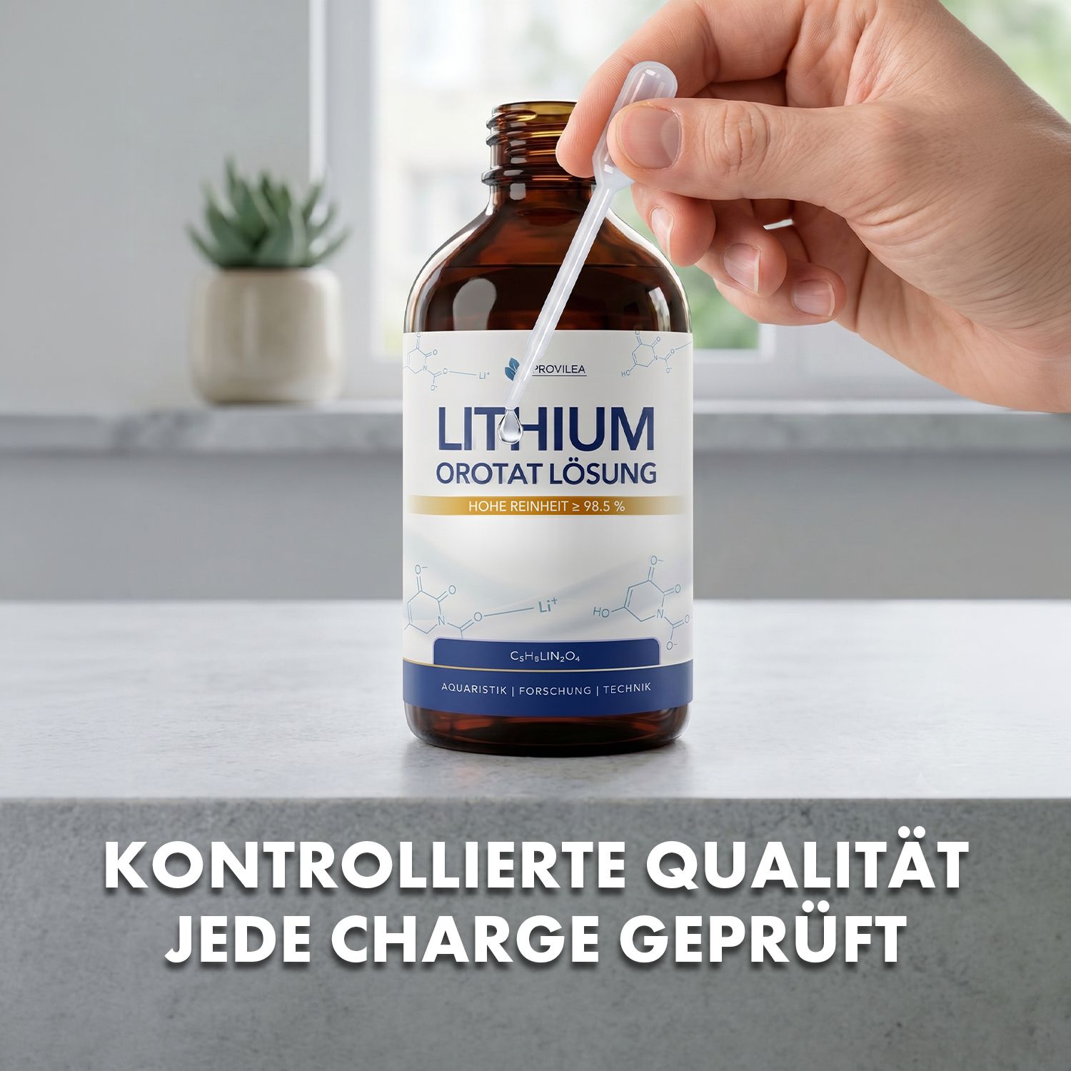 Braune Glasflasche mit weißem Etikett. Aufschrift: Lithium Orotat Lösung. Eine Hand hält eine Pipette. Hintergrund: Küche.