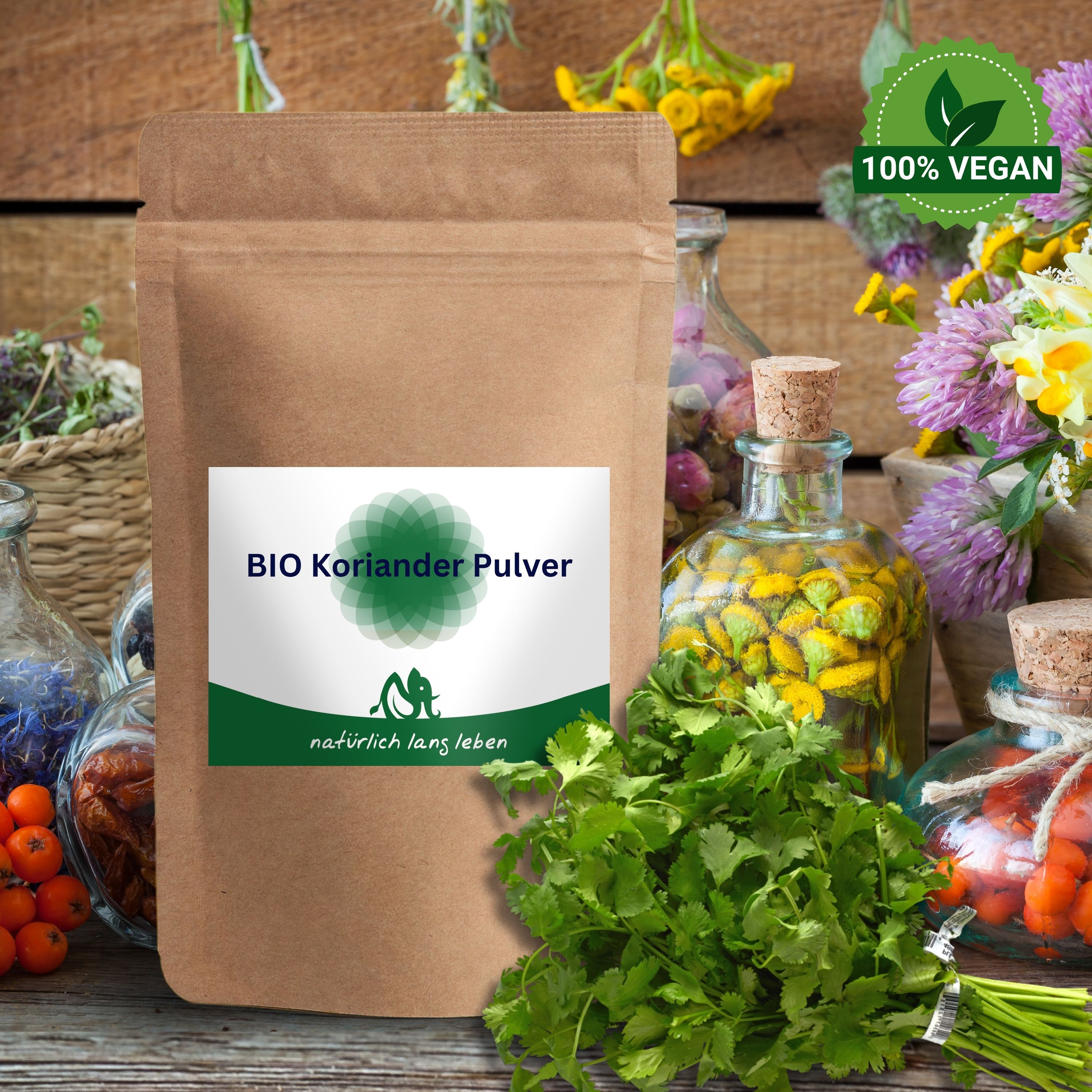 Braune Tüte mit Etikett. BIO Koriander Pulver. Grünes Logo und Schriftzug: natürlich lang leben. 100% Vegan-Siegel.
