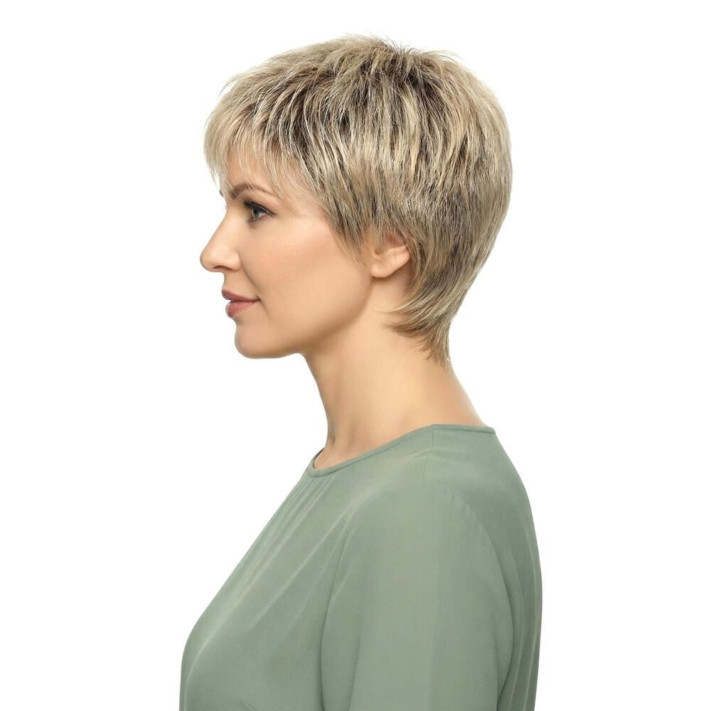 Kurzhaarperücke in Blond. Seitenansicht einer Frau mit grünem Oberteil. Profilansicht.