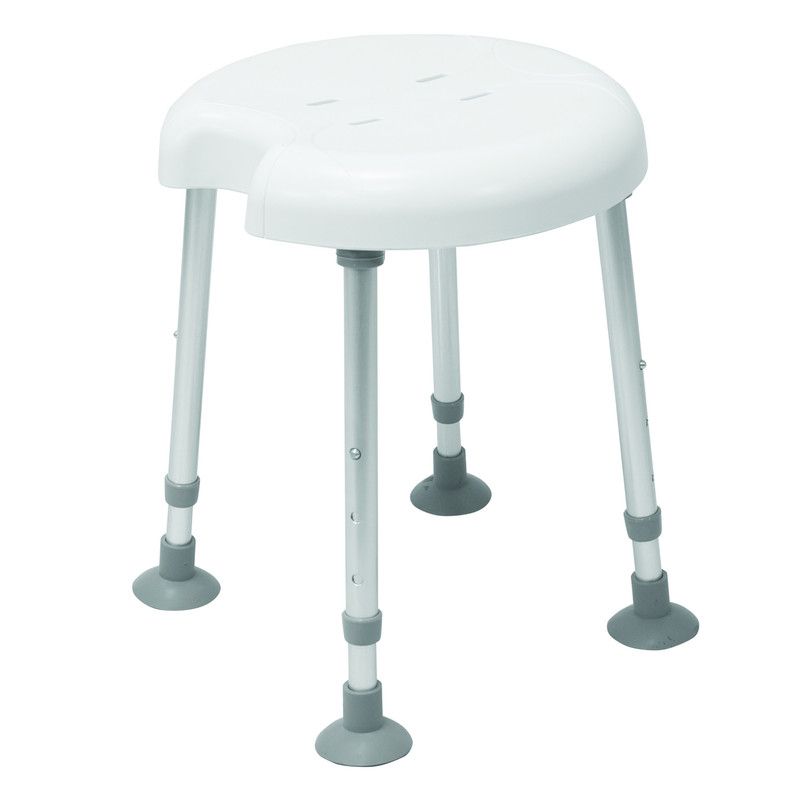 Duschhocker mit Hygieneaussparung. Weißer Sitz, vier Beine, höhenverstellbar. Graue Gummifüße. Aluminiumbeine.