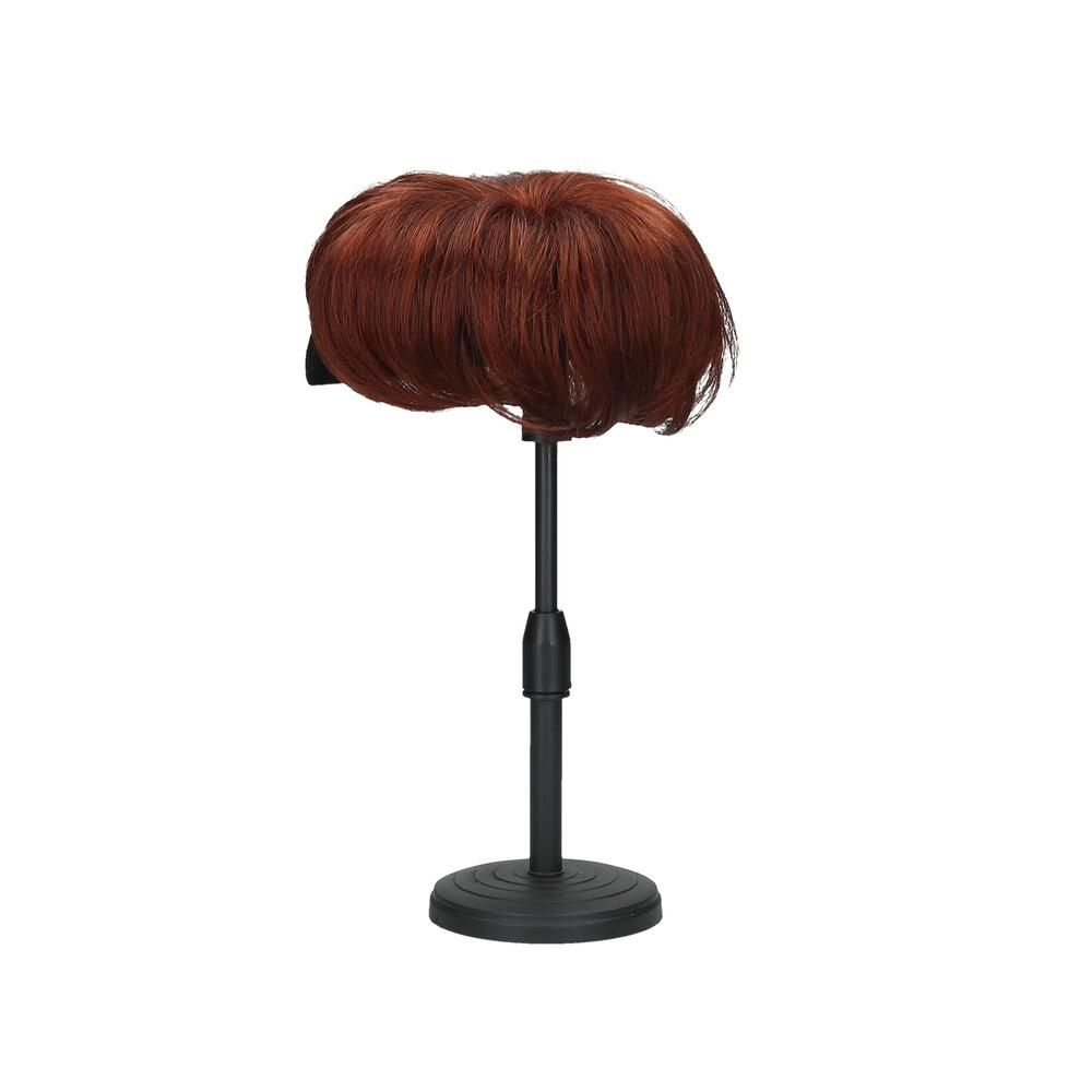Rötliches Haarteil auf schwarzem Ständer. Kurze, gewellte Frisur. Der Ständer hat einen runden Fuß und einen verstellbaren Schaft.