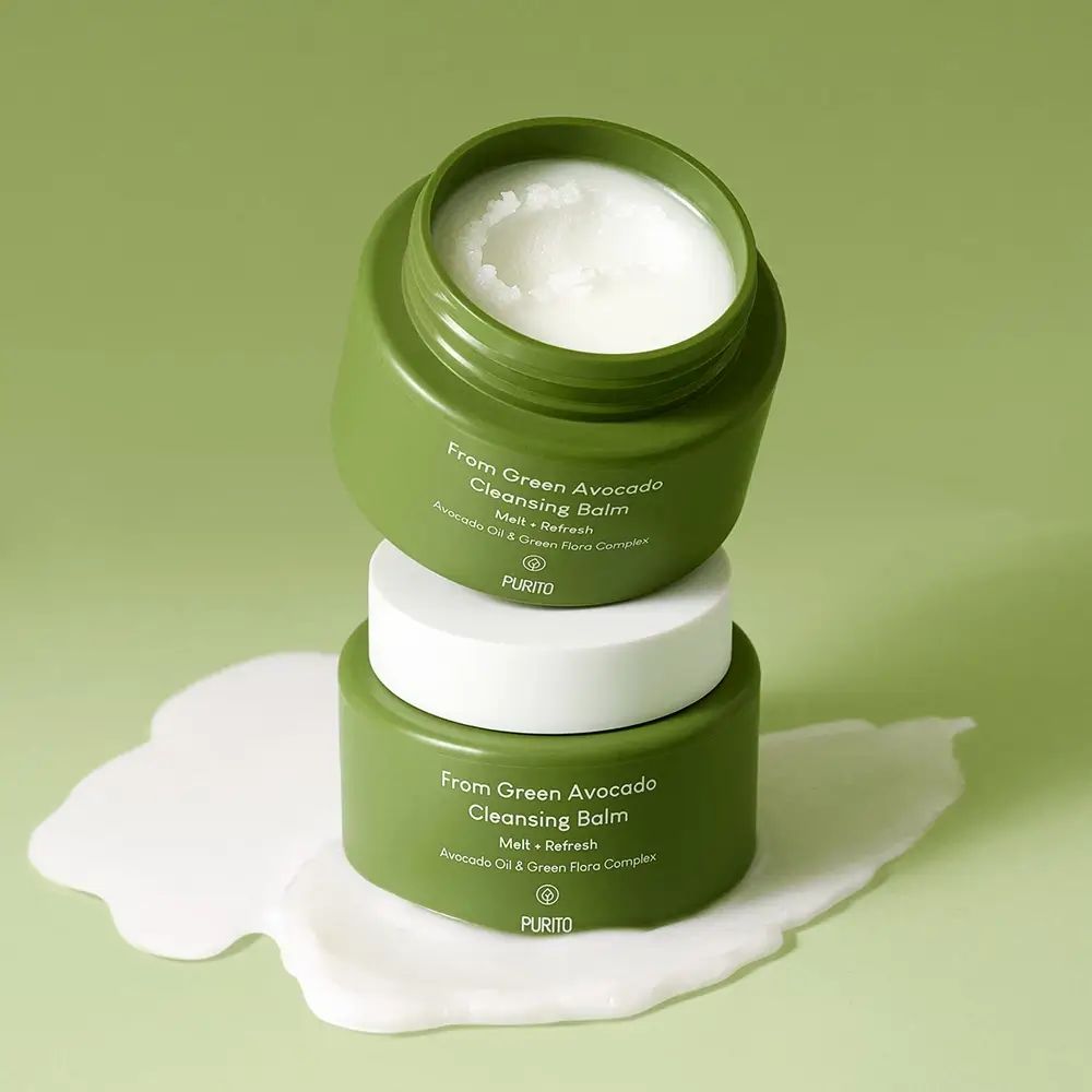 Zwei grüne Tiegel mit weißem Deckel, Text: From Green Avocado Cleansing Balm. Produkt auf weißer Substanz.