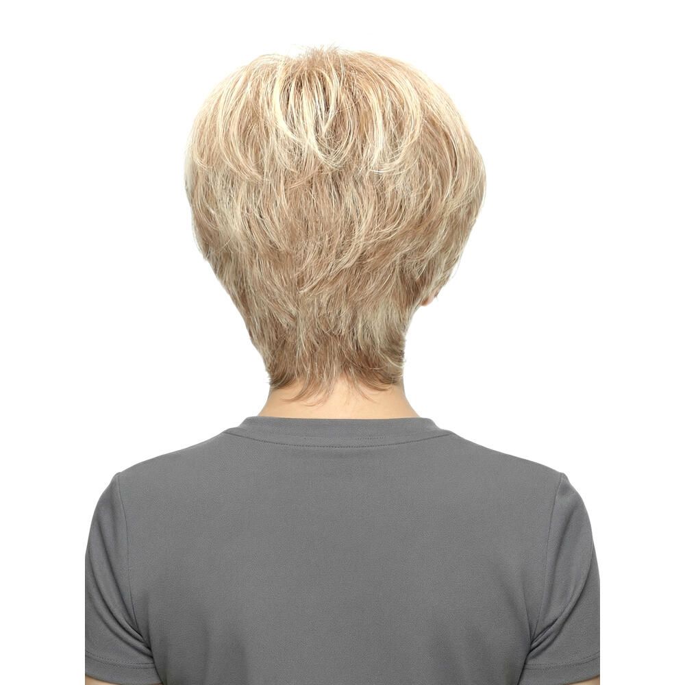 Kurzhaarperücke, blond, Rückansicht. Gestufter Haarschnitt. Frau trägt graues T-Shirt.