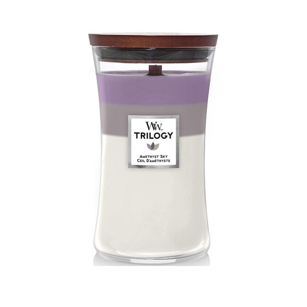 Dreifarbige Kerze mit Holzdeckel. Label mit "W.W. TRILOGY". Text: "Amethyst Sky".