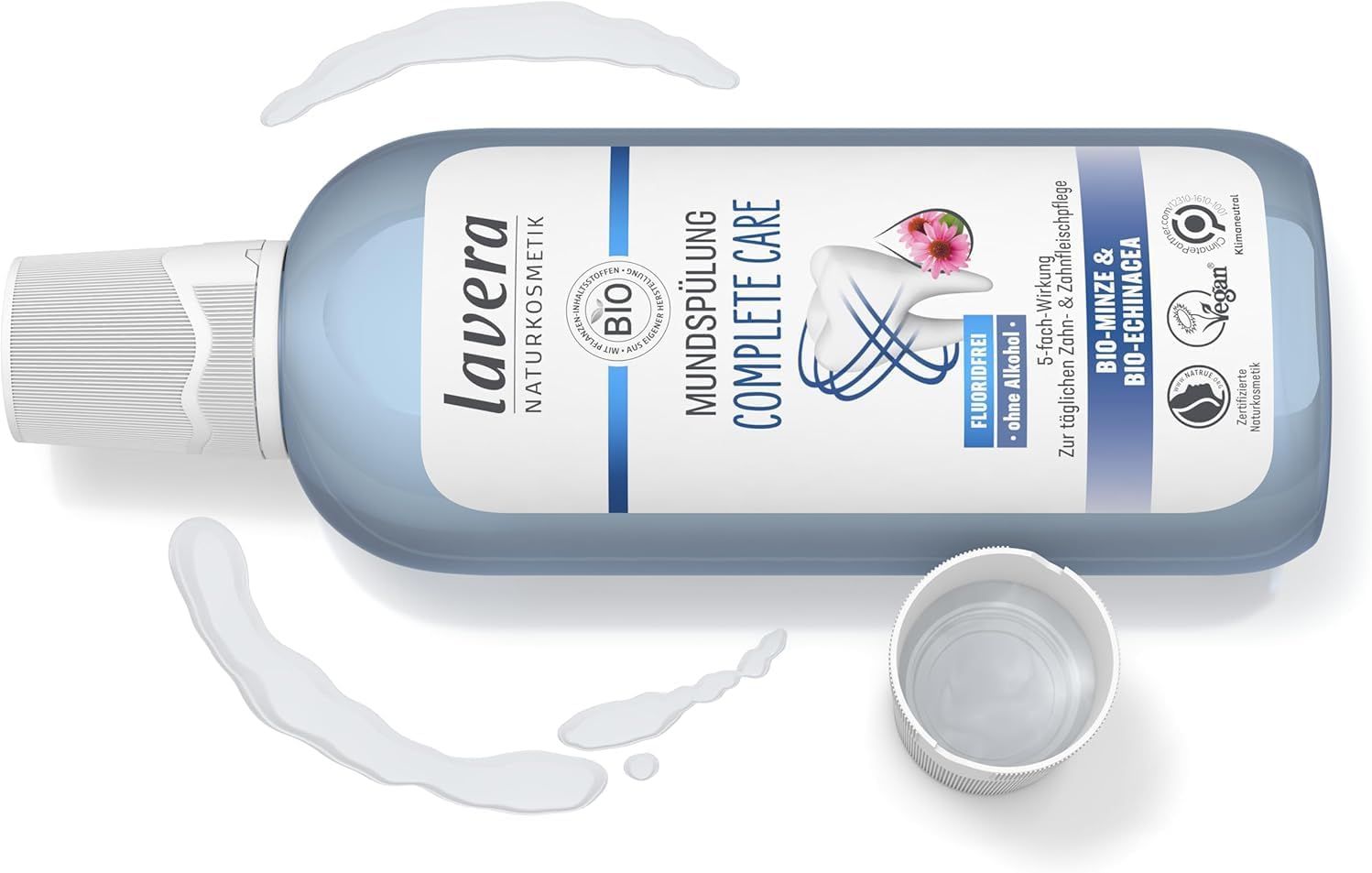 Blaue Flasche Mundspülung, Marke lavera. Mit geöffnetem Deckel und ausgelaufener Flüssigkeit. Vegan-Siegel.