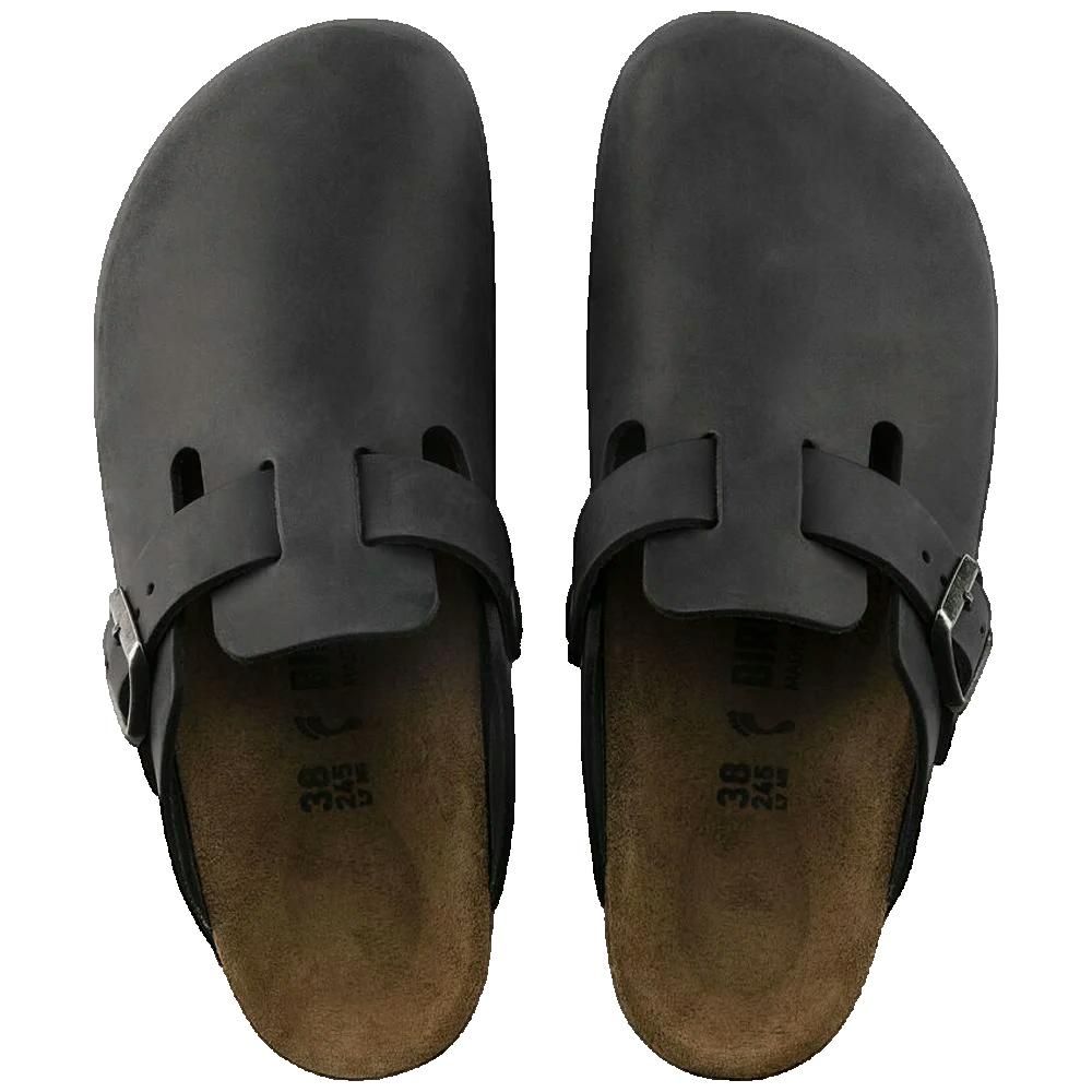 Paio di zoccoli Birkenstock Boston neri. Vista dall'alto. Taglie visibili sul plantare.