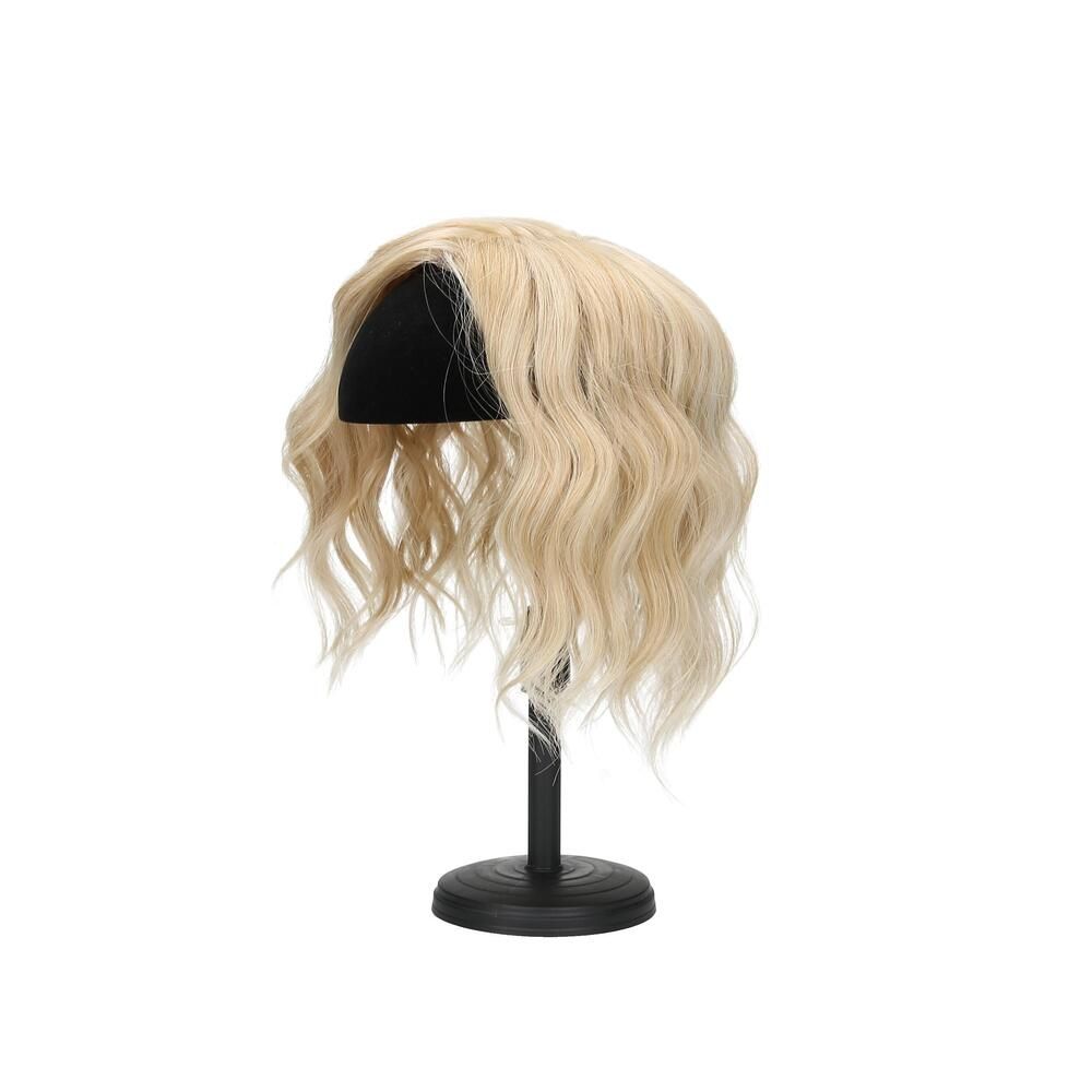 Blond gewelltes Haarteil auf schwarzem Kopf auf schwarzem Ständer. Ansicht von vorne.