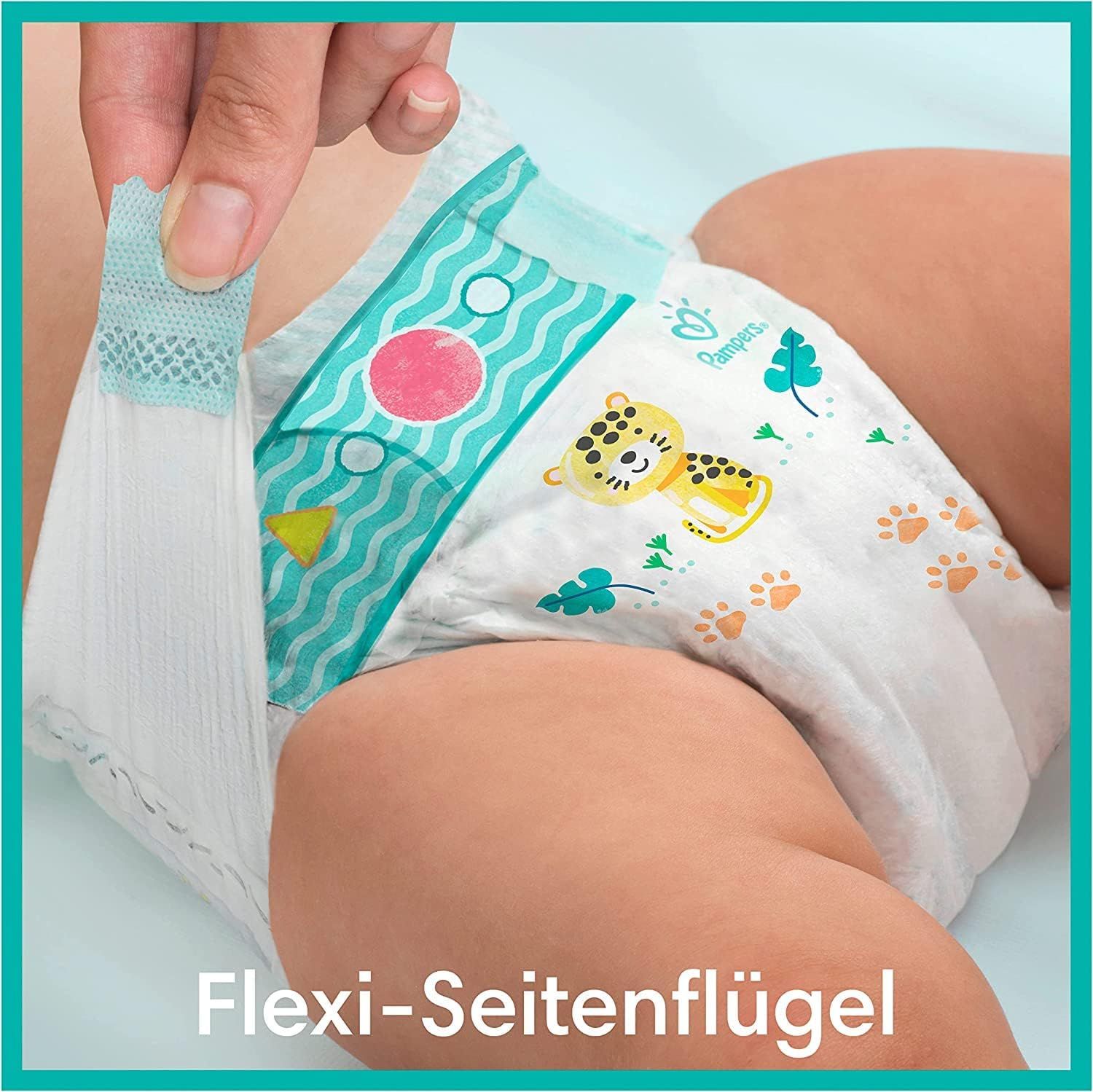 Pannolino Pampers Baby-Dry su un bambino. Alette laterali flessibili mostrate. Testo: Flexi-Seitenflügel.
