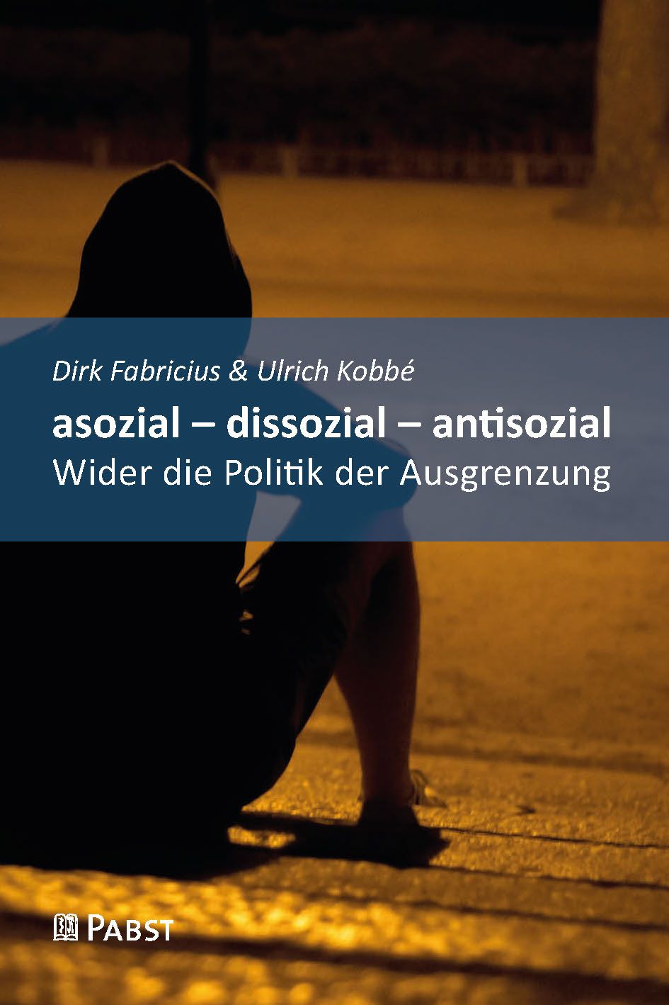 Buchcover mit Titel: asozial – dissozial – antisozial. Autoren: Dirk Fabricius & Ulrich Kobbé. Verlag: PABST. Person im Hintergrund.