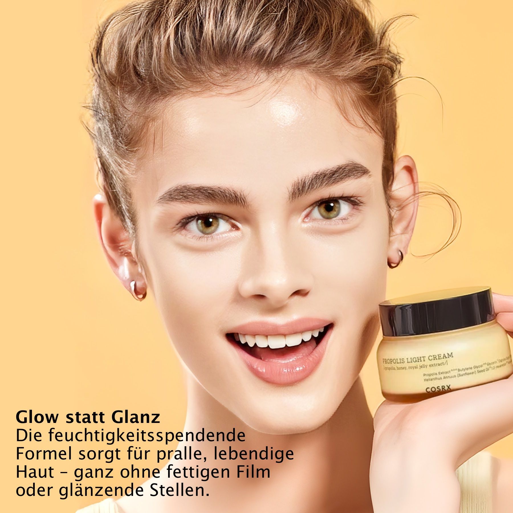 Frau hält Tiegel COSRX Propolis Light Cream. Gelbes Glas, schwarzer Deckel. Gesicht.