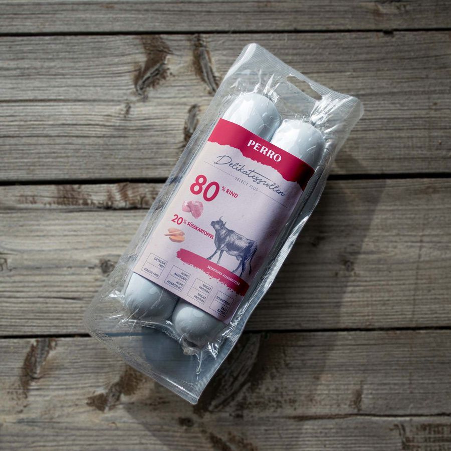 Verpackung mit zwei Wurstrollen. Aufdruck mit Produktnamen und Inhaltsangaben.
