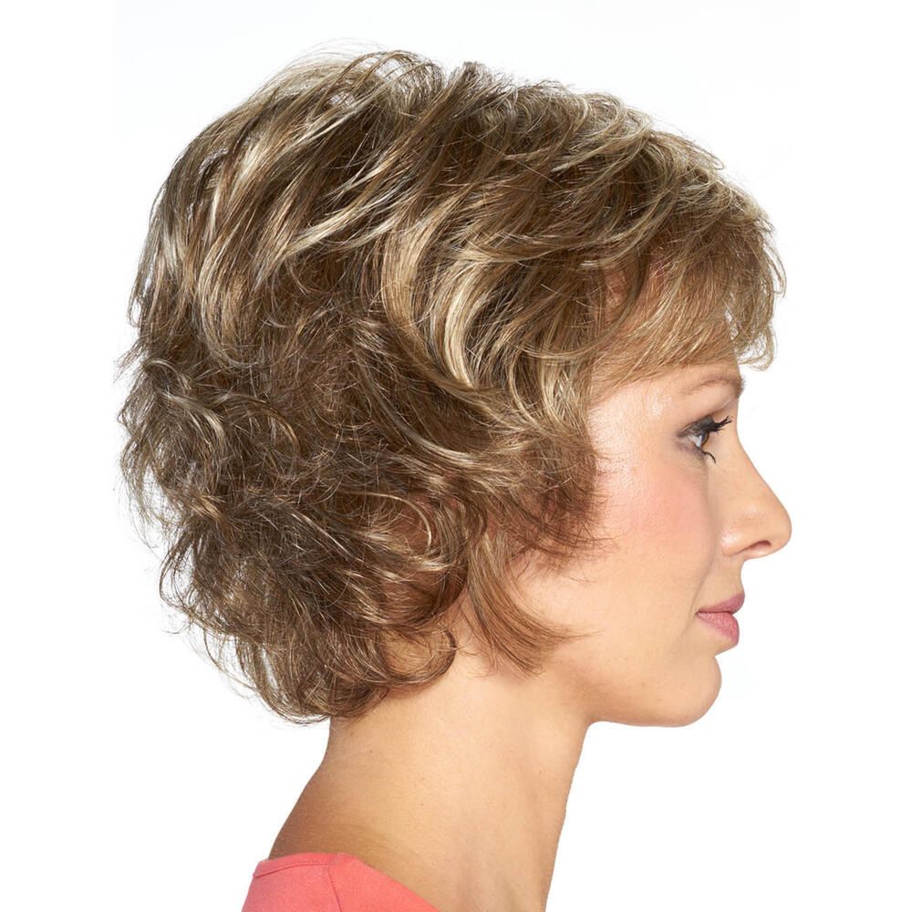 Profil einer Frau mit Kurzhaarperücke. Blond-braunes Haar. Rosa Oberteil.