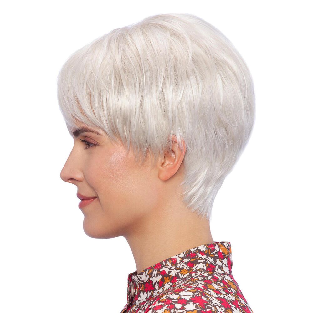 Profil einer Frau mit silberner Kurzhaarperücke. Die Perücke hat einen Pony. Die Frau trägt ein Oberteil mit Blumenmuster.