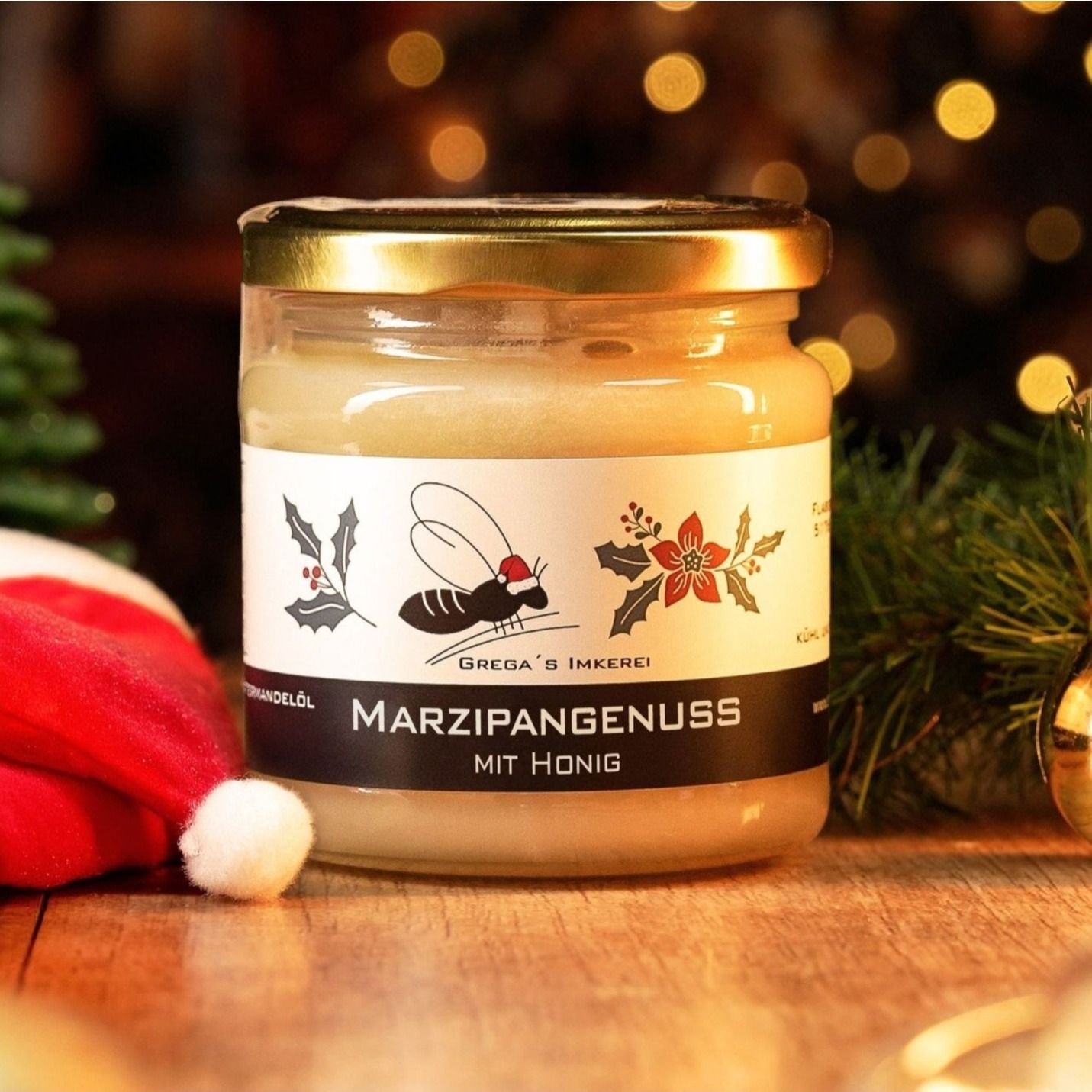 Glas Marzipangenuss mit Honig, mit Weihnachtsmütze.