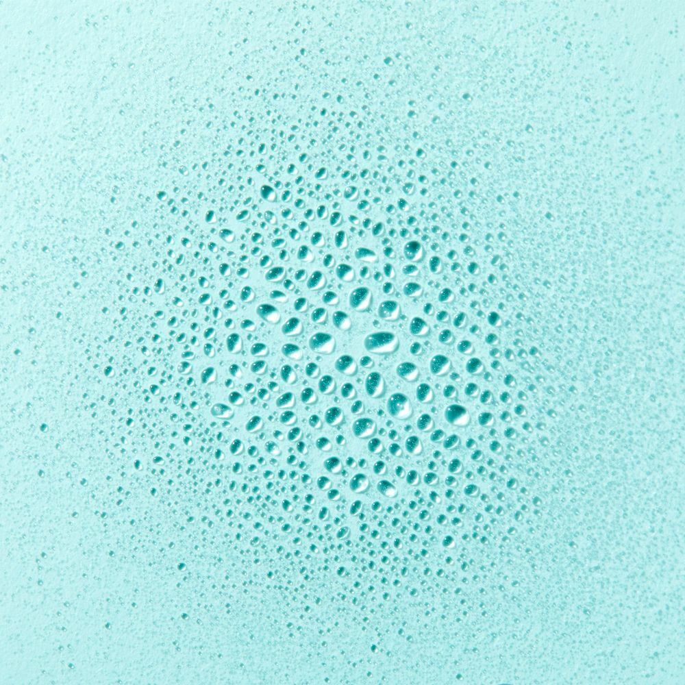 Türkisblauer Hintergrund mit Wassertropfen. Die Tropfen sind unterschiedlich groß und dicht angeordnet.