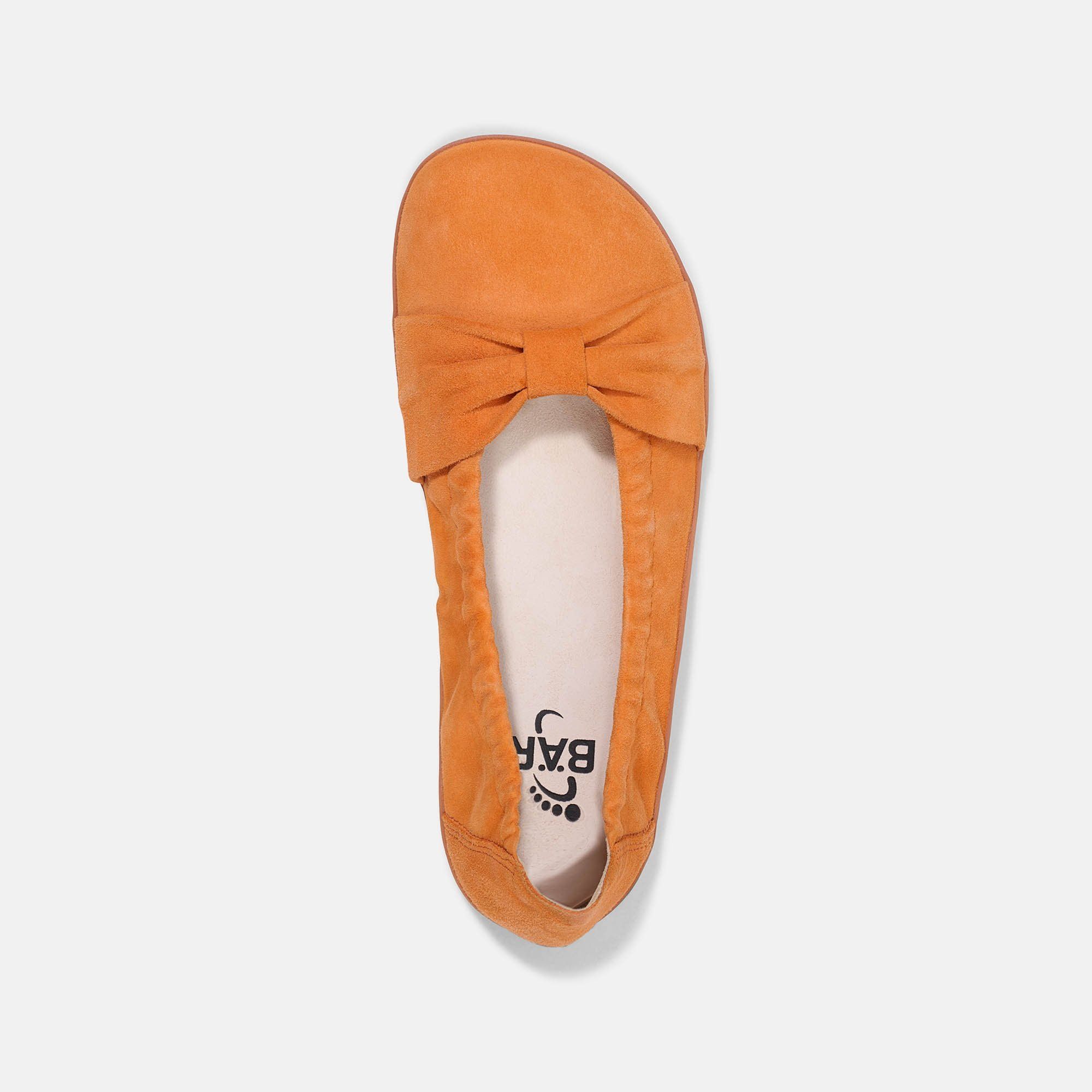 Ballerina von oben. Orangefarbenes Wildleder, Schleife. Innensohle mit Logo. Rosa Sohle.