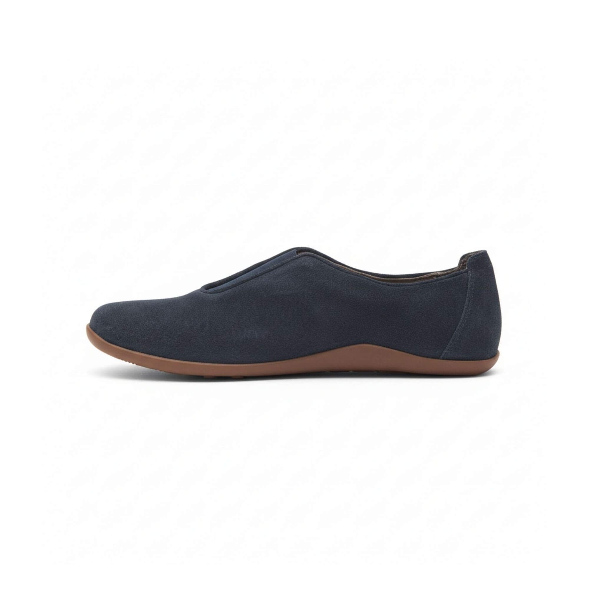 Blauer Slipper mit brauner Sohle. Obermaterial aus Stoff, elastischer Einsatz am Spann. Flache Form.