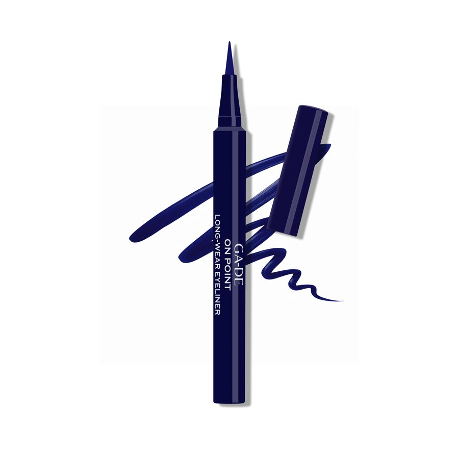 Dunkelblauer flüssiger Eyeliner mit Applikator und Kappe. Beschriftung: GA-DE ON POINT LONG-WEAR EYELINER.
