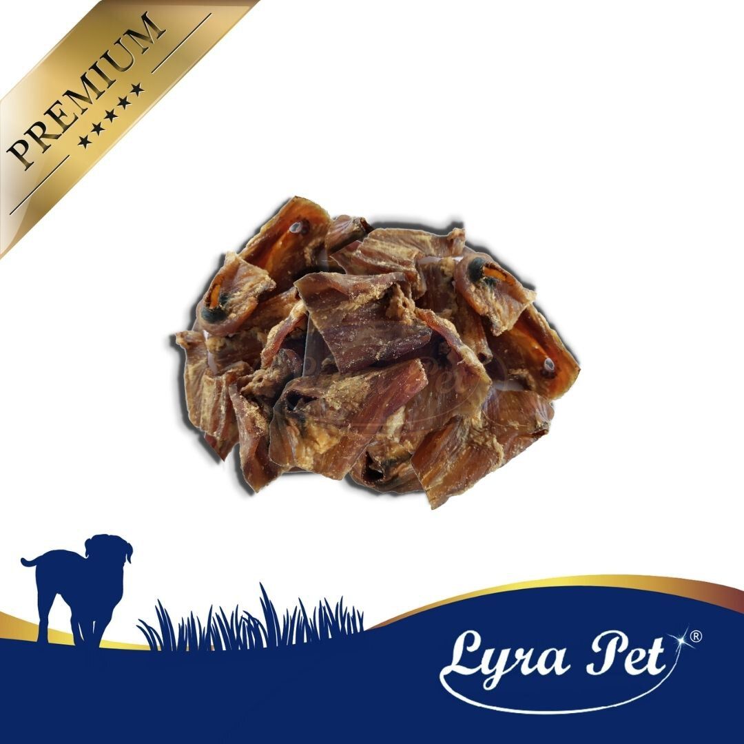 Haufen von Lyra Pet Rindernackensehnen. Premium-Qualität. Produkt auf weißem Hintergrund. Logo: Lyra Pet.
