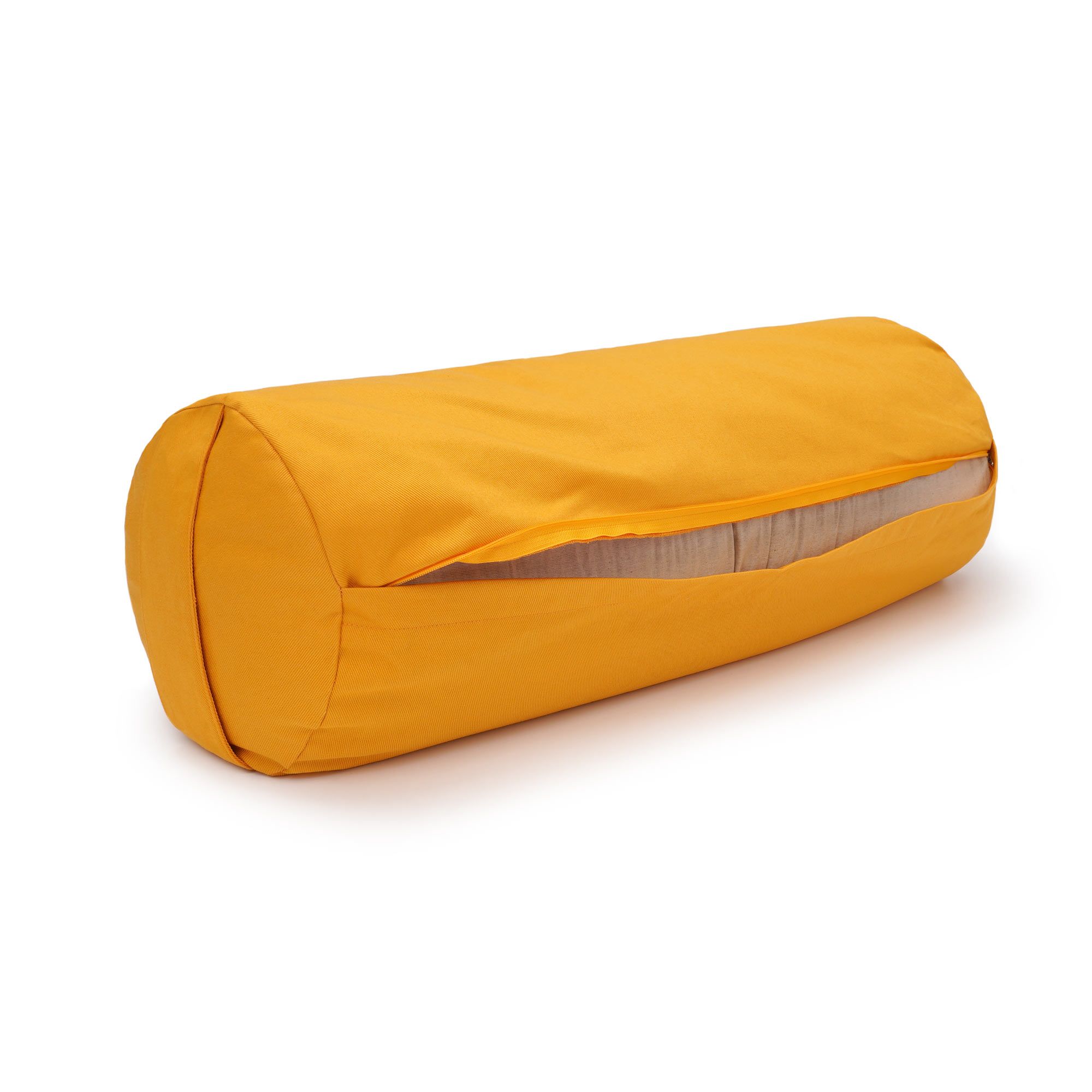 Gelber Yoga Bolster mit geöffnetem Reißverschluss, der das Innenmaterial zeigt.