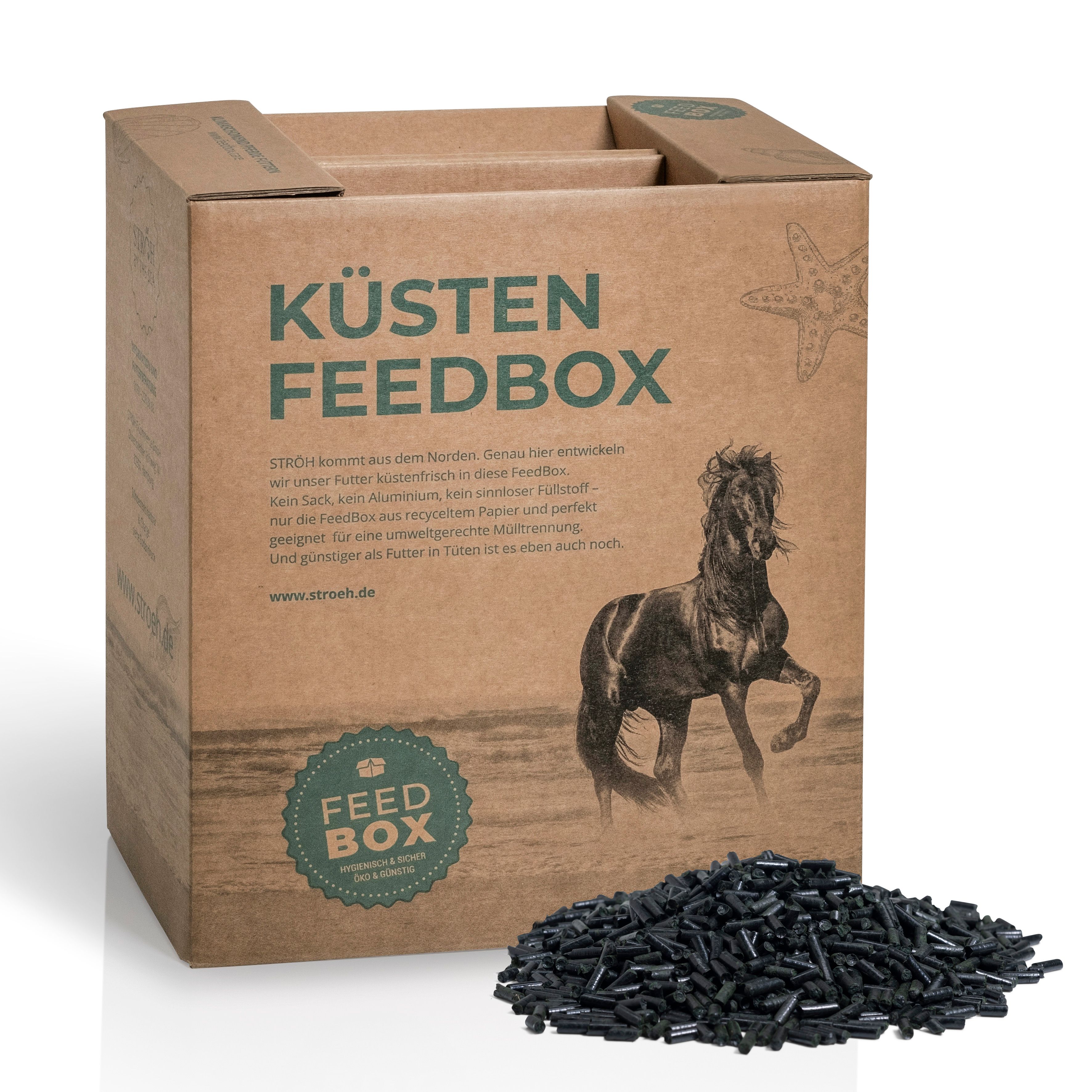 Karton "KÜSTEN FEEDBOX" mit Spirulina Pellets. Braune Box mit Text und Pferde-Illustration. Schwarze Pellets daneben.