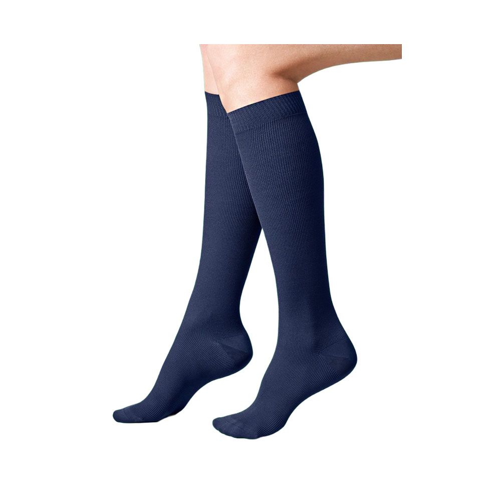 Kniestrümpfe, marineblau. Geripptes Material, am Bein getragen. Zehen- und Fersenbereich sichtbar.