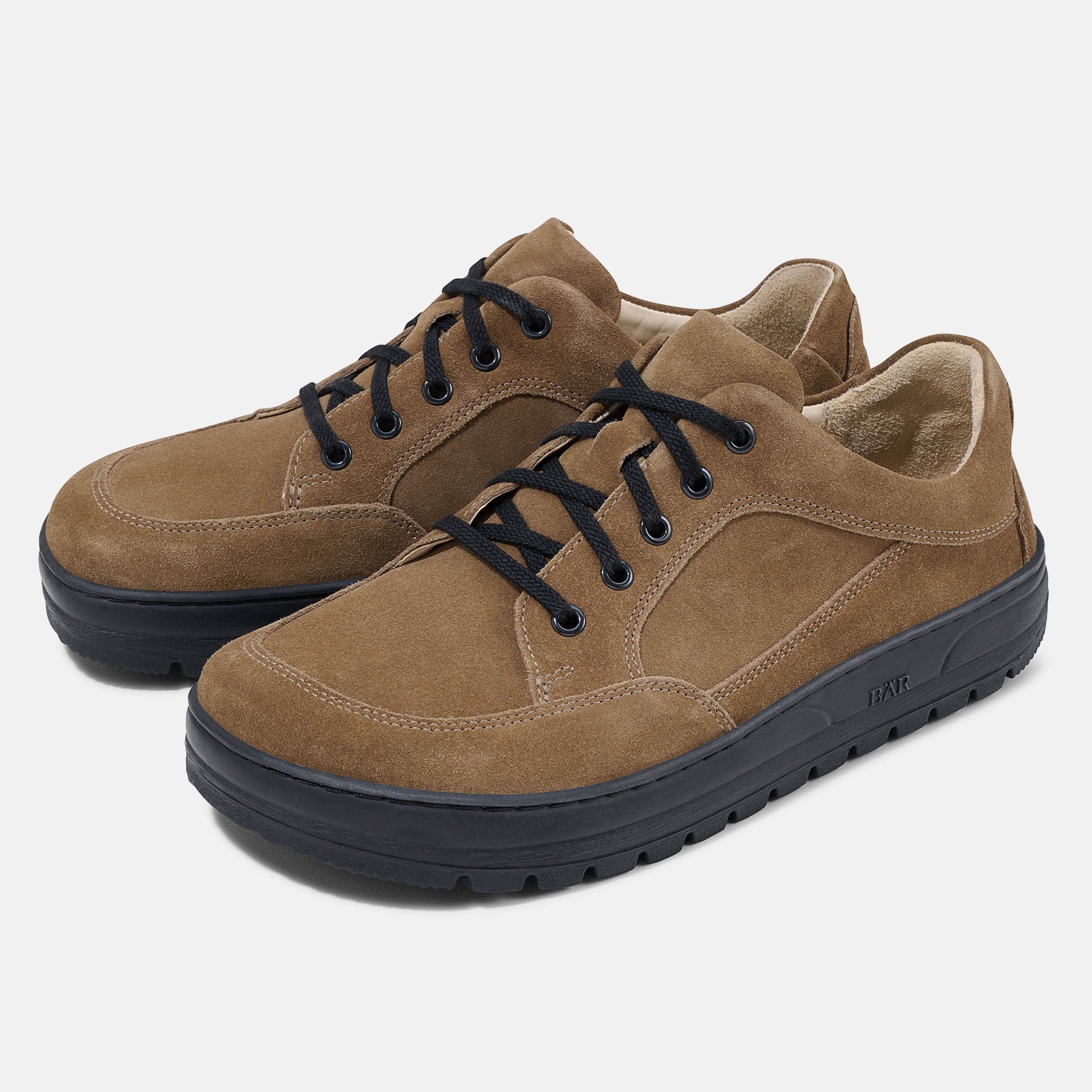 Zwei braune BÄR Schuhe Tobago Herren, Schnürer, breite Weite. Schwarze Schnürsenkel und Sohle. Hellbraunes Wildleder.