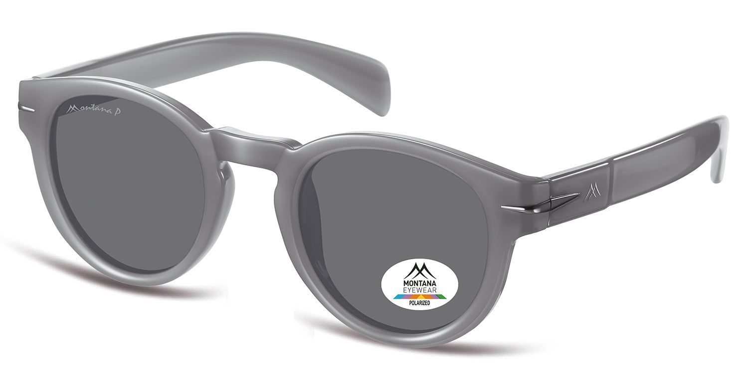 Graue Sonnenbrille mit runden Gläsern. Montana Eyewear Logo und Polarisations-Aufkleber. Bügel mit Logo. Perspektivansicht.